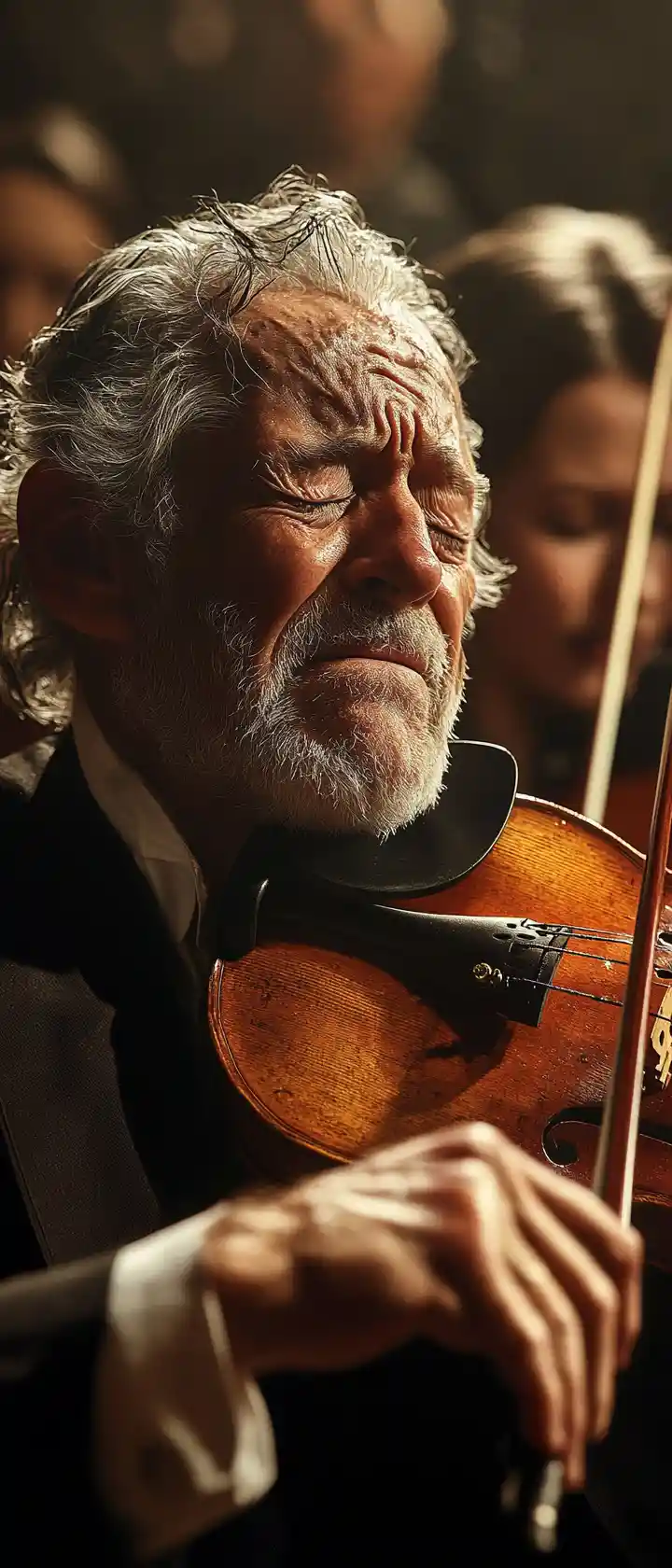 Violinista anziano che suona un emozionante concerto finale sul palco