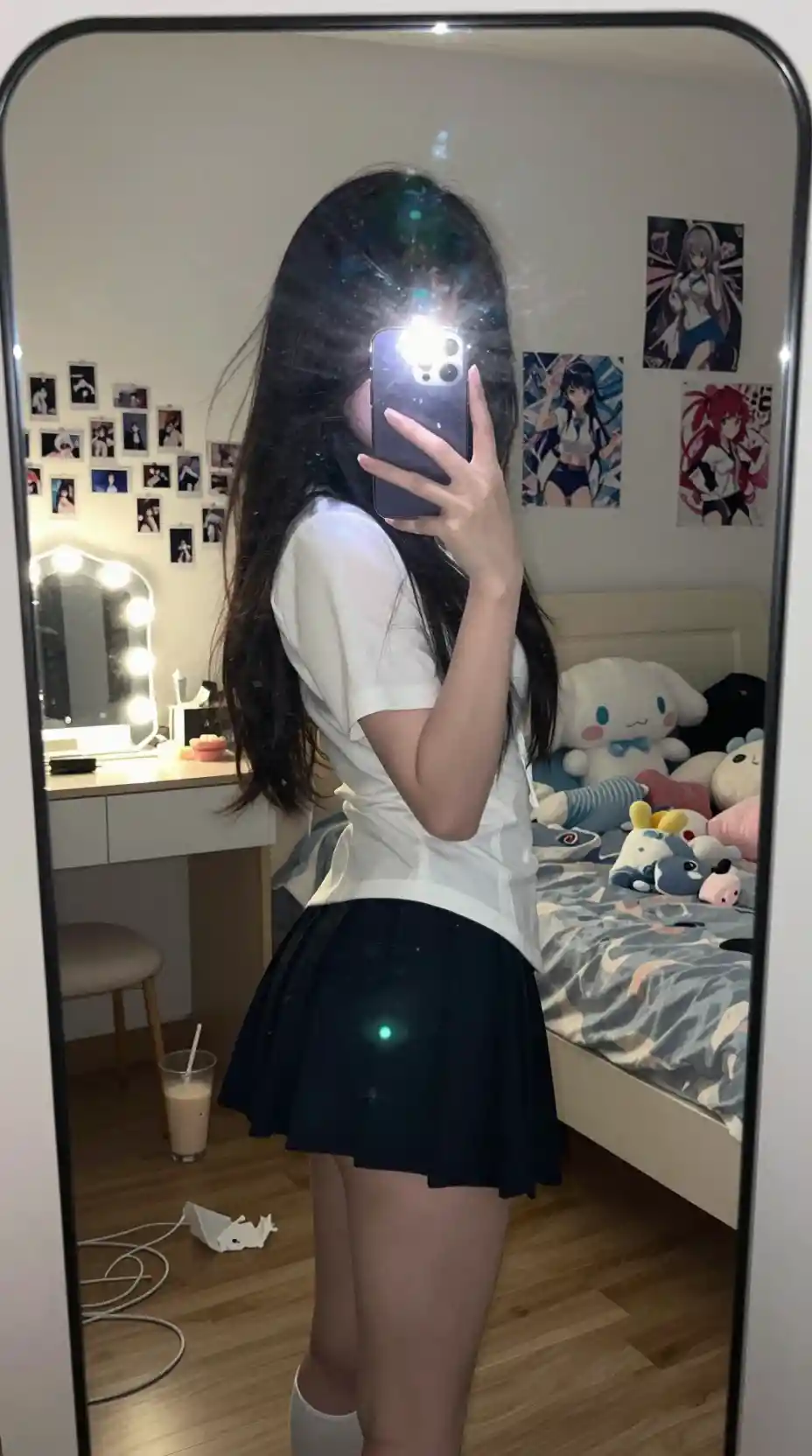 Garota cosplayer faz selfie no espelho em quarto aconchegante