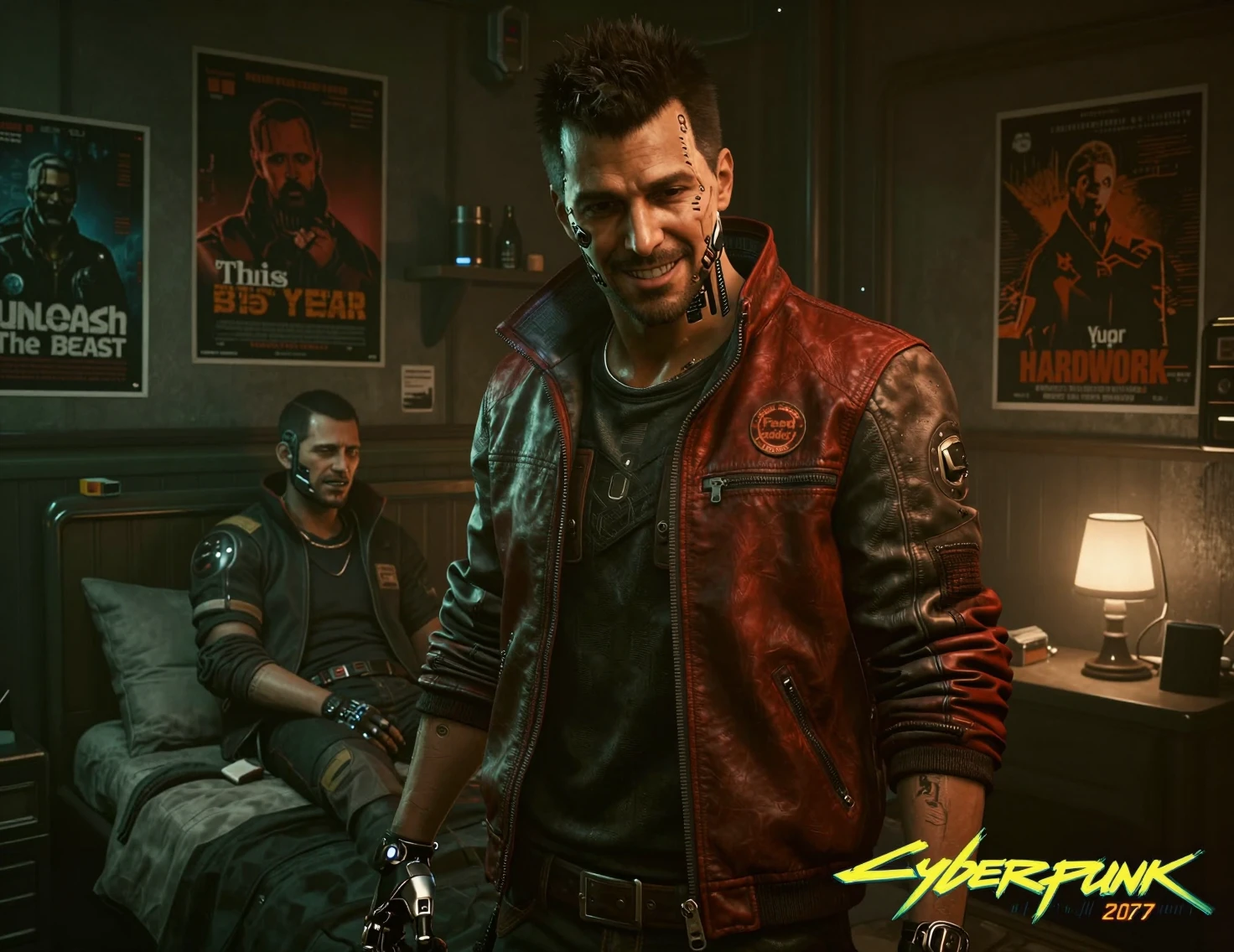 Homme cyberpunk augmenté parlant dans une pièce sombre et encombrée