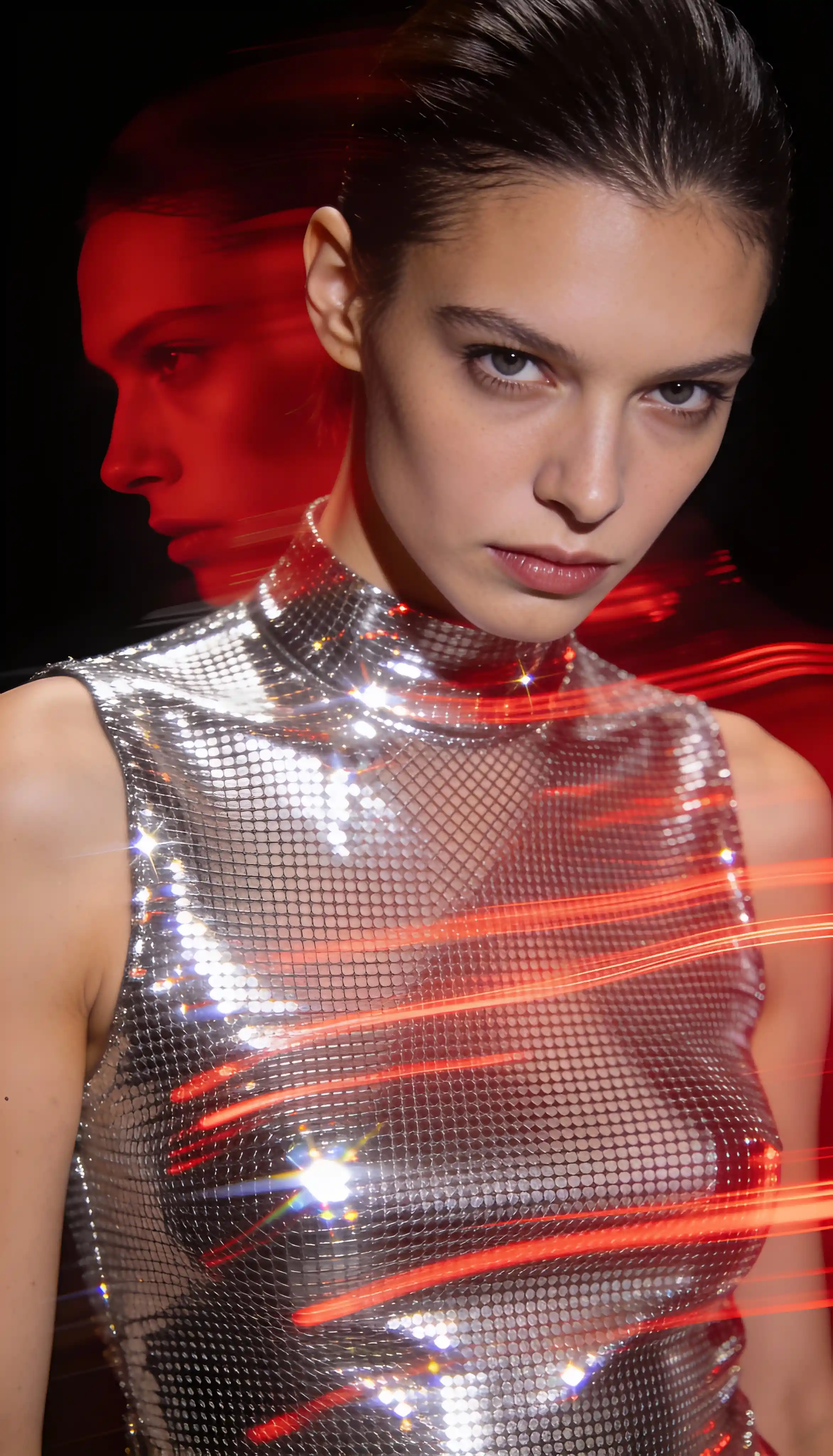 Futuristisches Fashion-Porträt einer Frau in einem Kleid aus Metallgeflecht