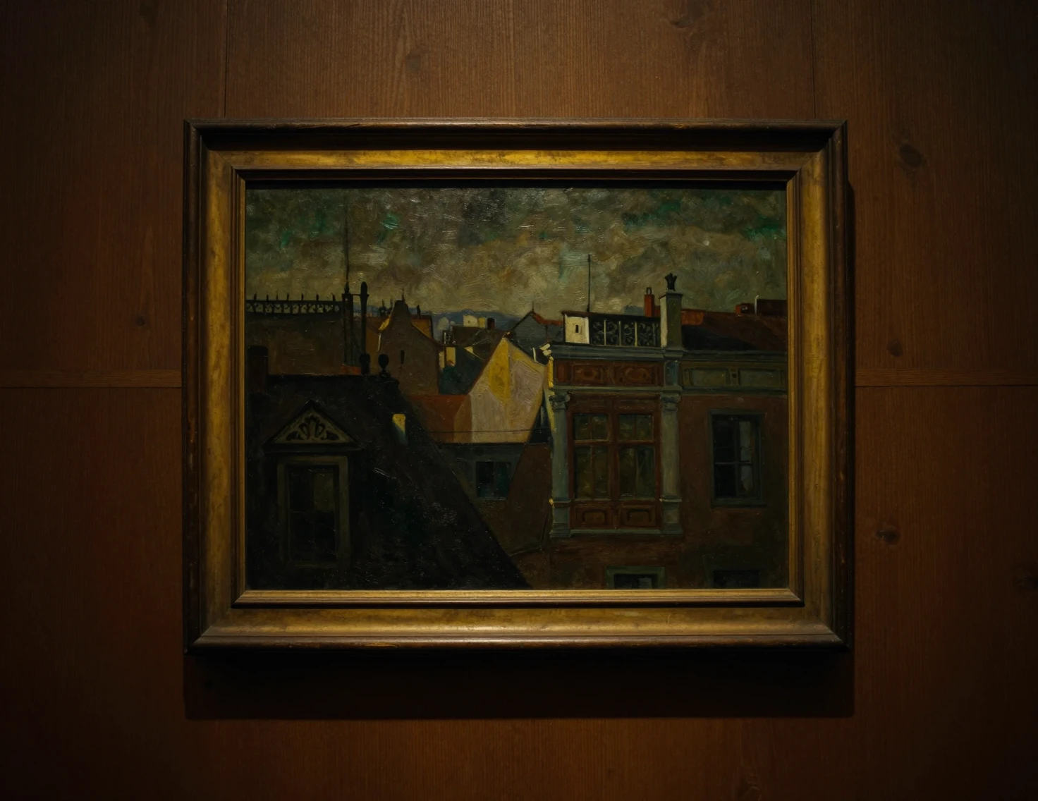 Tableau urbain encadré sur un mur intérieur en bois sombre