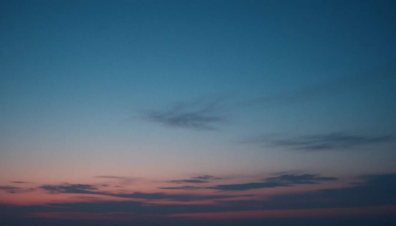 Ciel Bleu Foncé en Dégradé avec Fins Nuages en Arrière-plan