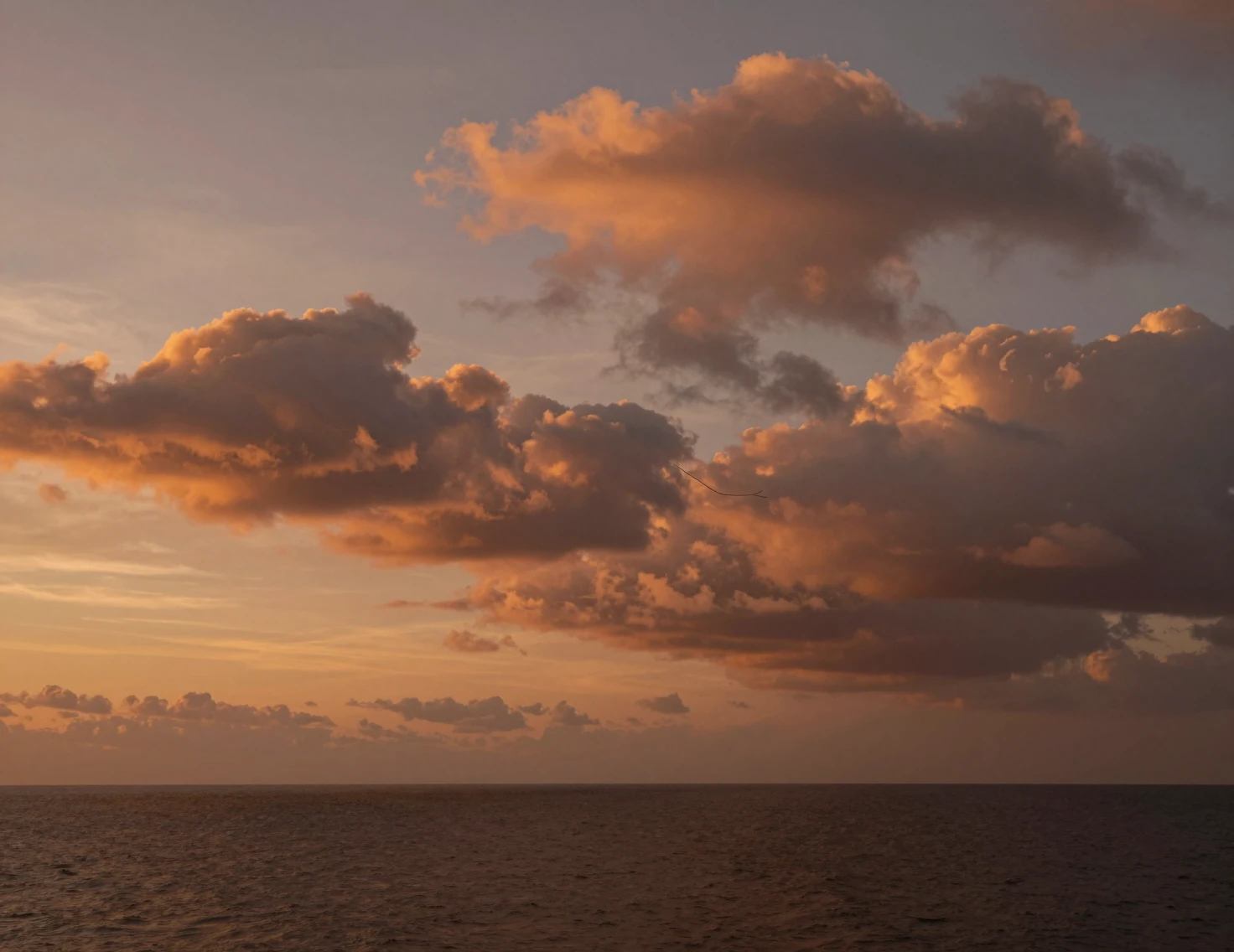 寧靜夕陽雲朵漂浮在秋日天空
