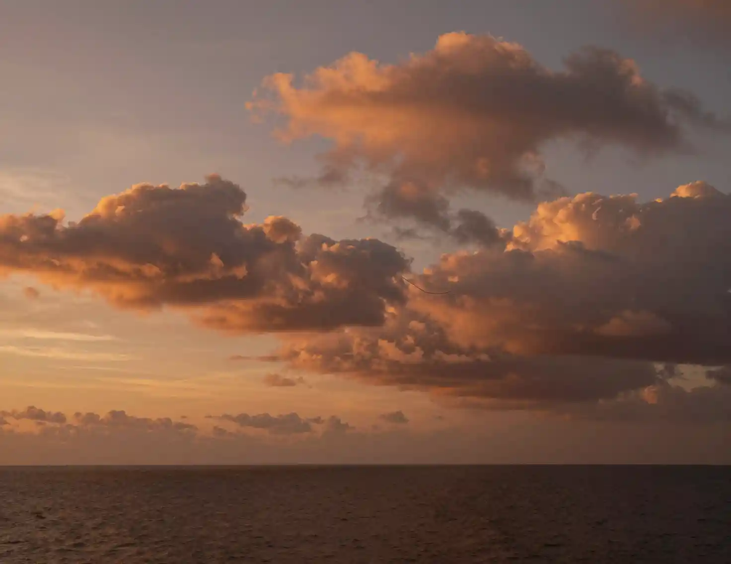 寧靜夕陽雲朵漂浮在秋日天空
