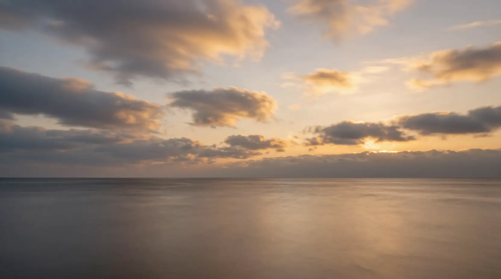 Mer d’automne calme au crépuscule reflétant un ciel lumineux