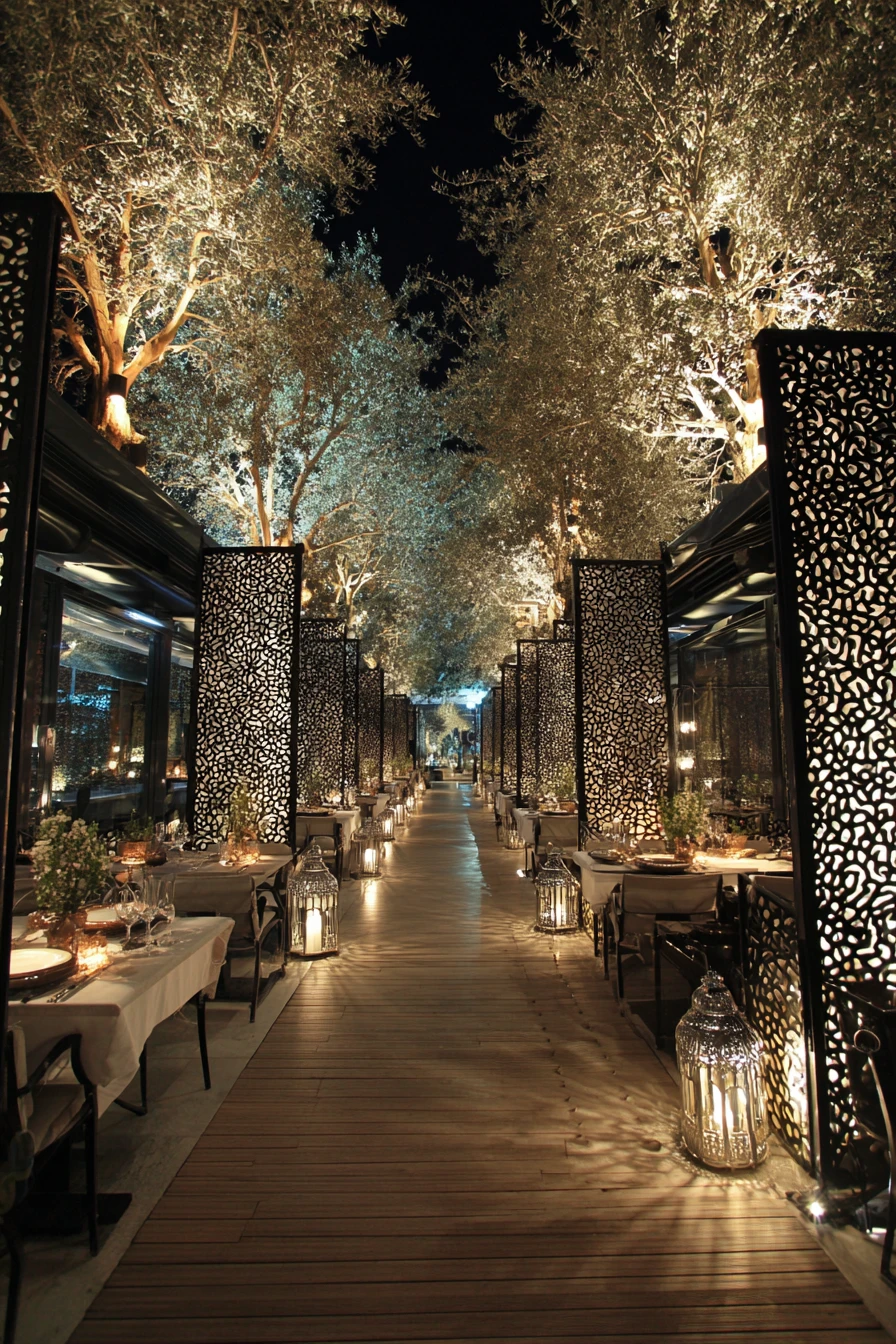 Ristorante romantico all’aperto tra alberi alti con luci scintillanti