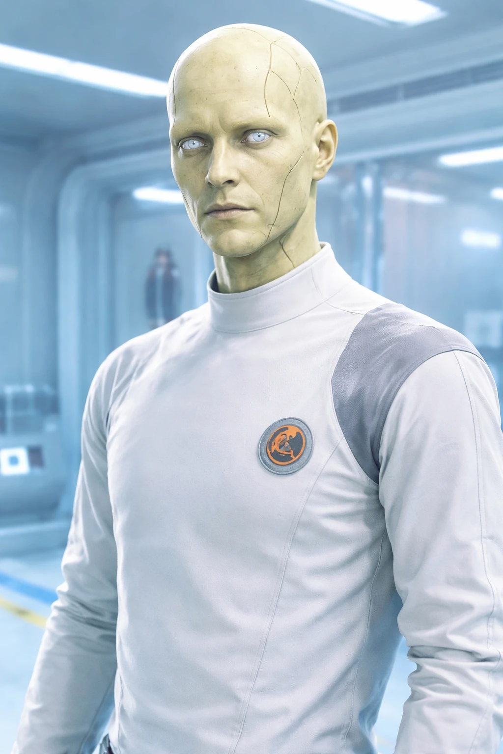 Androïde synthétique à la peau jaune en uniforme blanc dans un institut