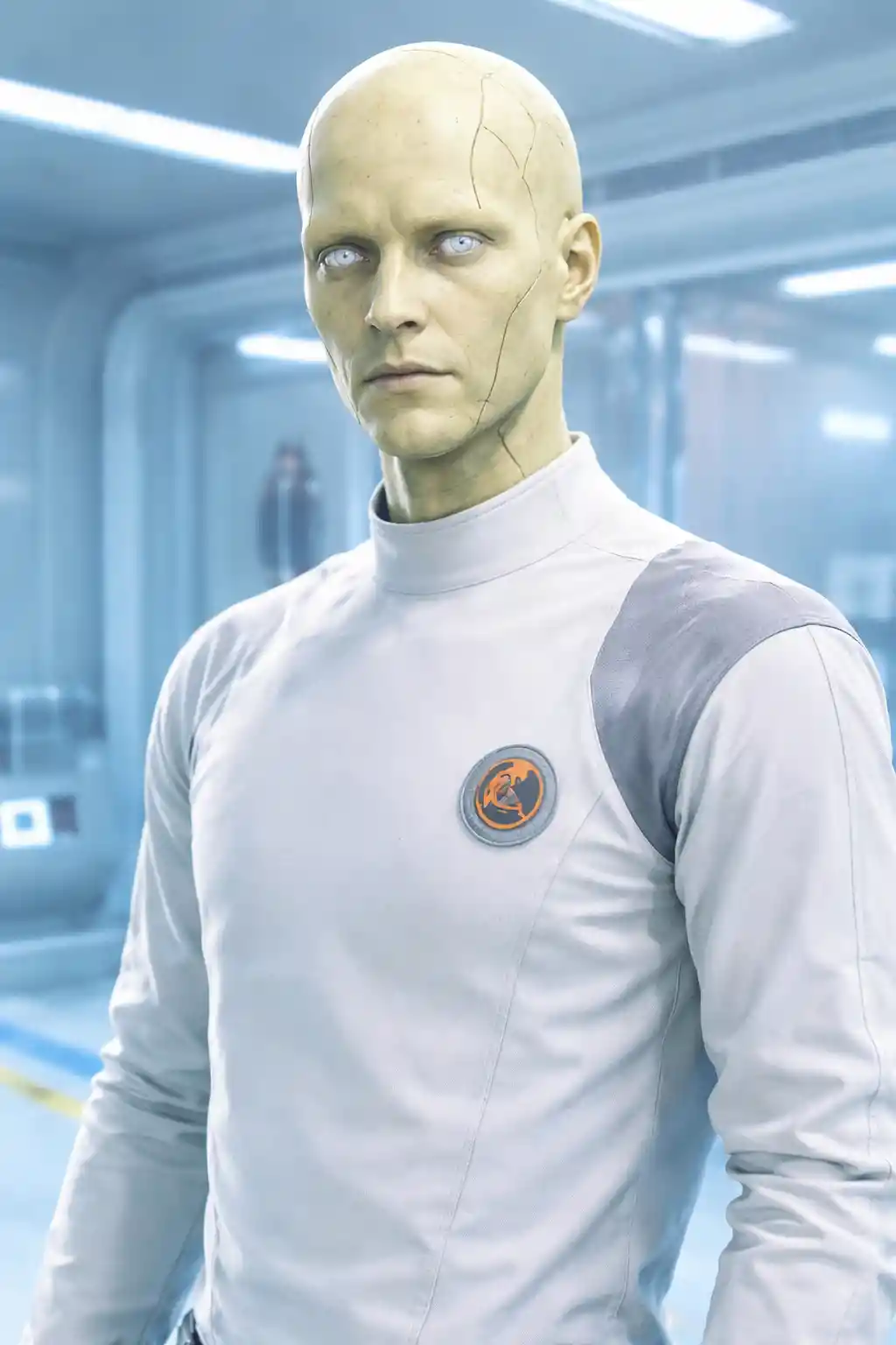 Androïde synthétique à la peau jaune en uniforme blanc dans un institut