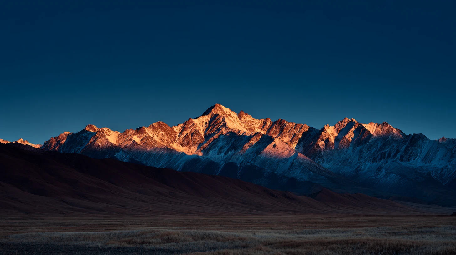 Luce dell’alba che divide una remota catena montuosa dello Xinjiang