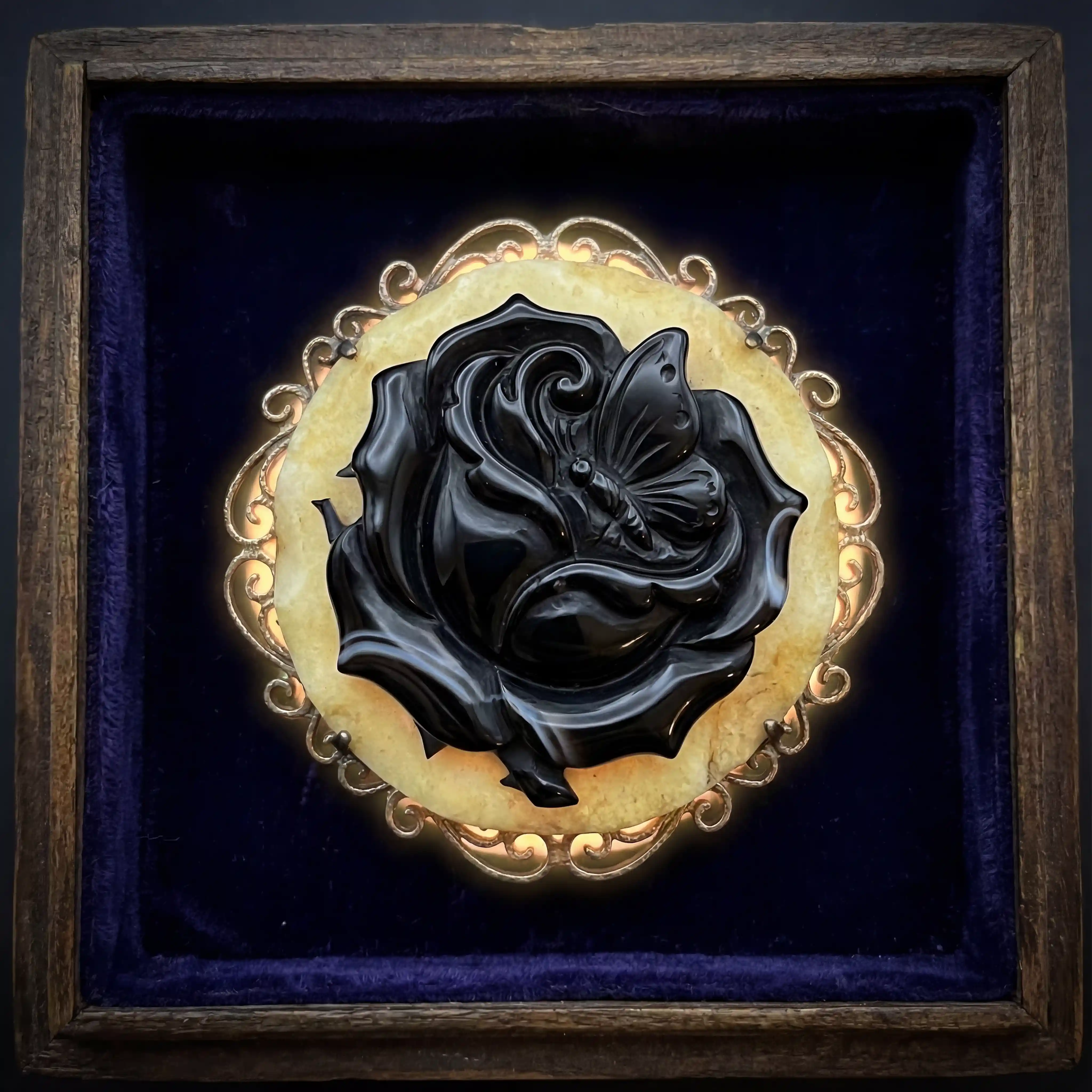 Broche camafeu de ônix com rosa espinhosa e borboleta