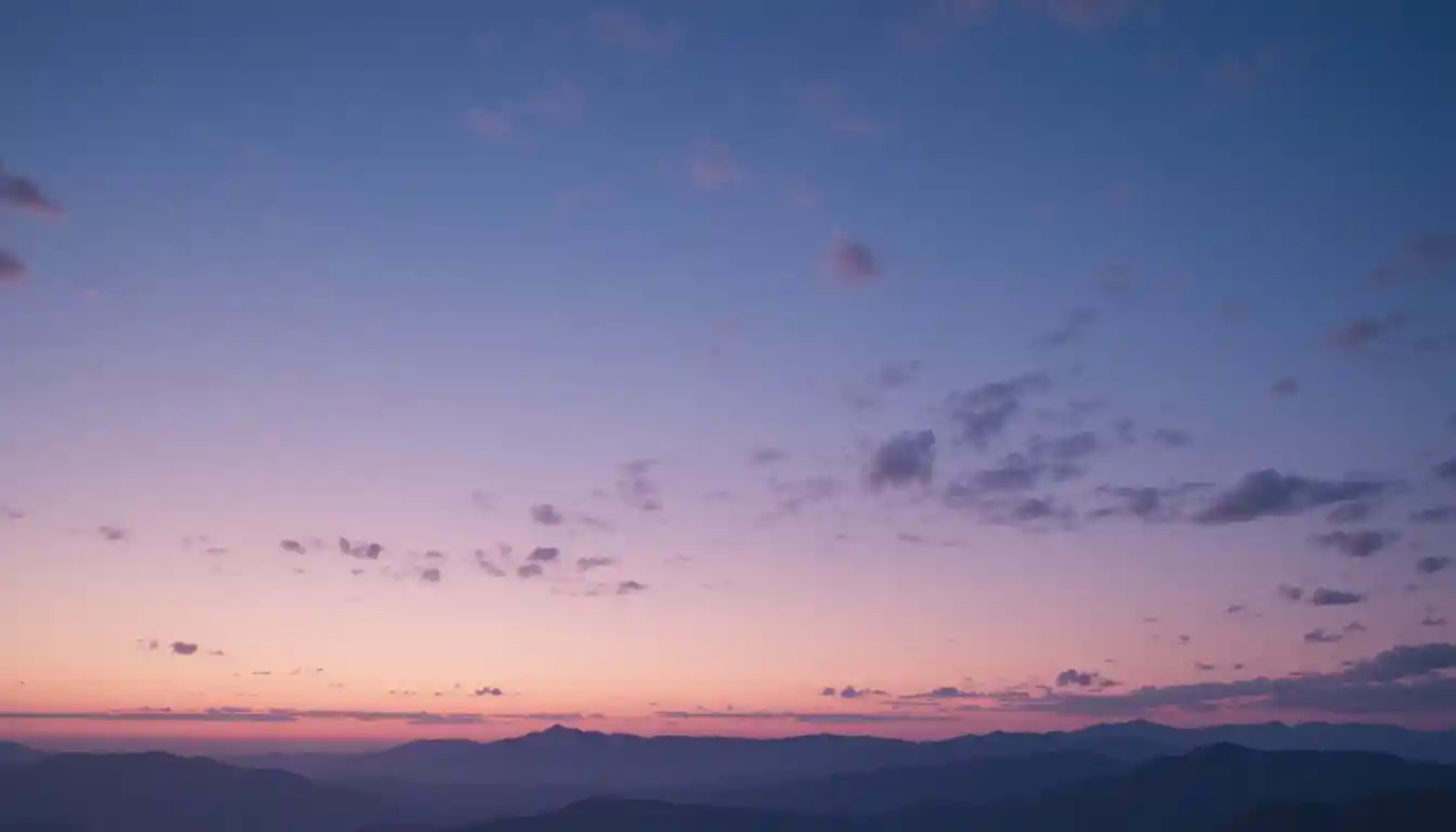 Ampio cielo crepuscolare sopra lontane sagome di montagne