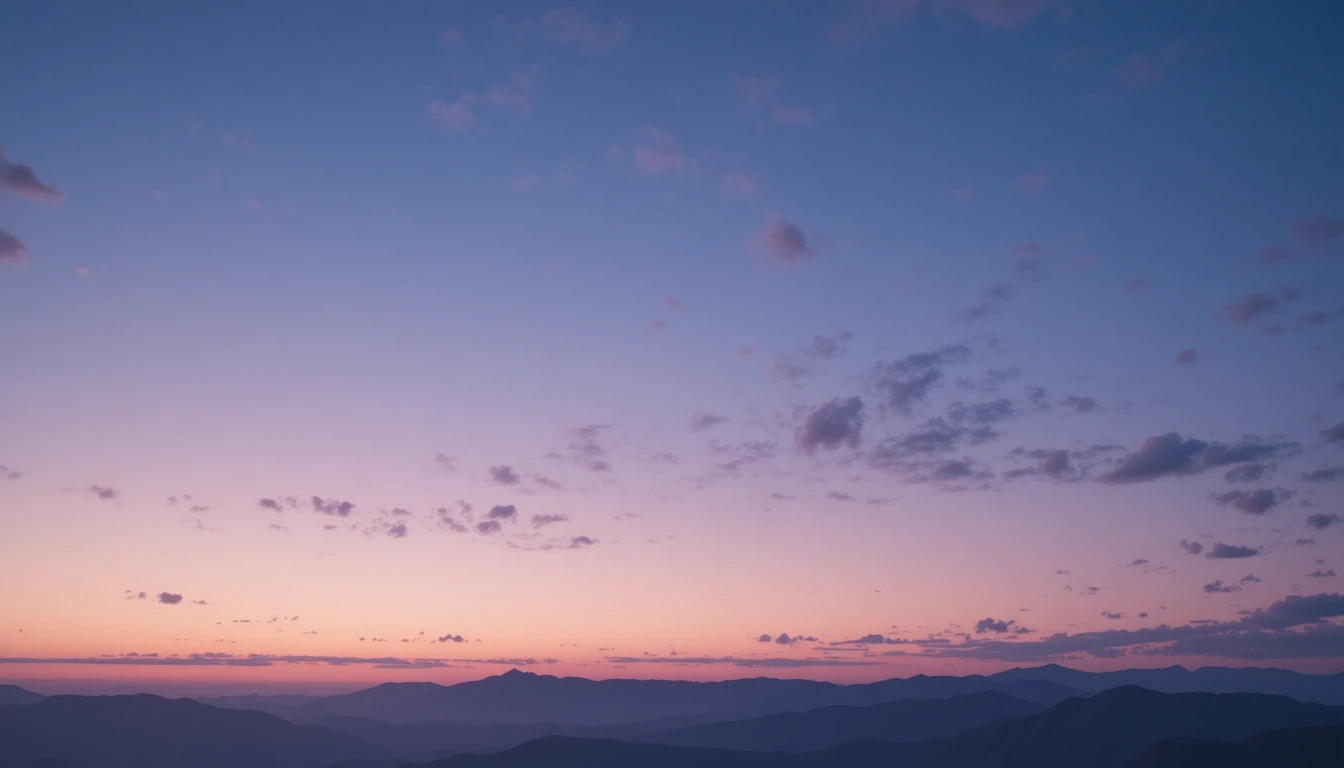 Ampio cielo crepuscolare sopra lontane sagome di montagne