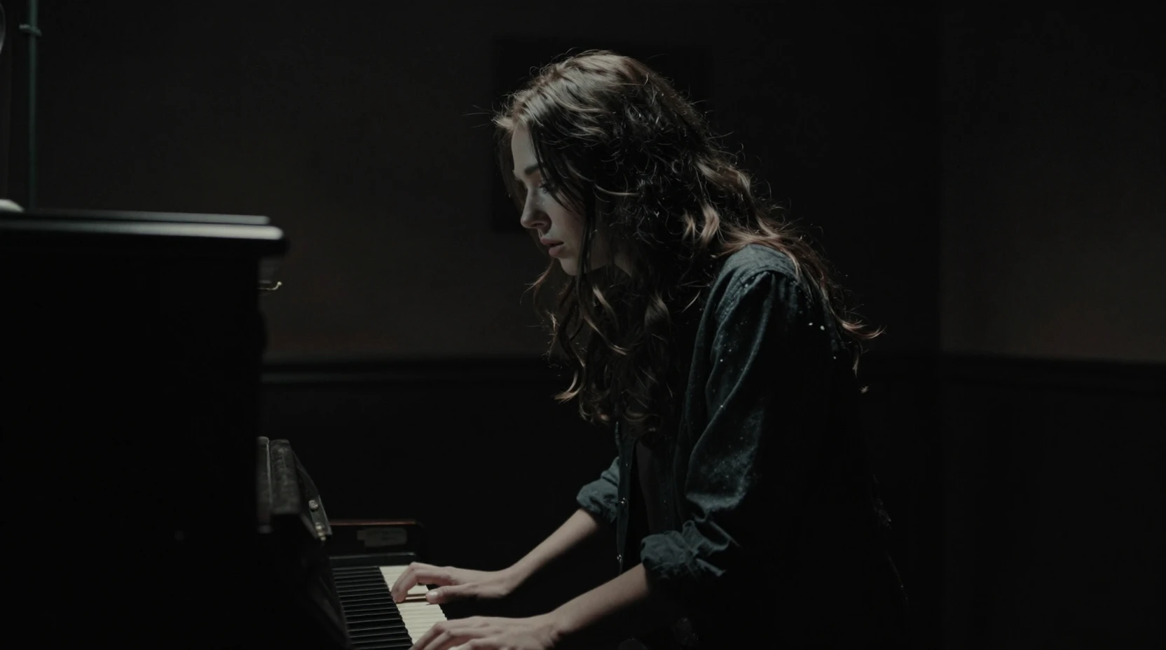 어둡고 기울어진 살롱 실내에서 귀 기울이는 젊은 여성