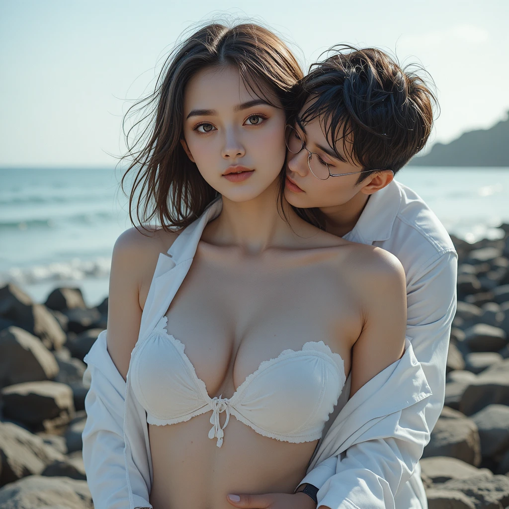 身穿白色實驗袍的中年女子站在海邊