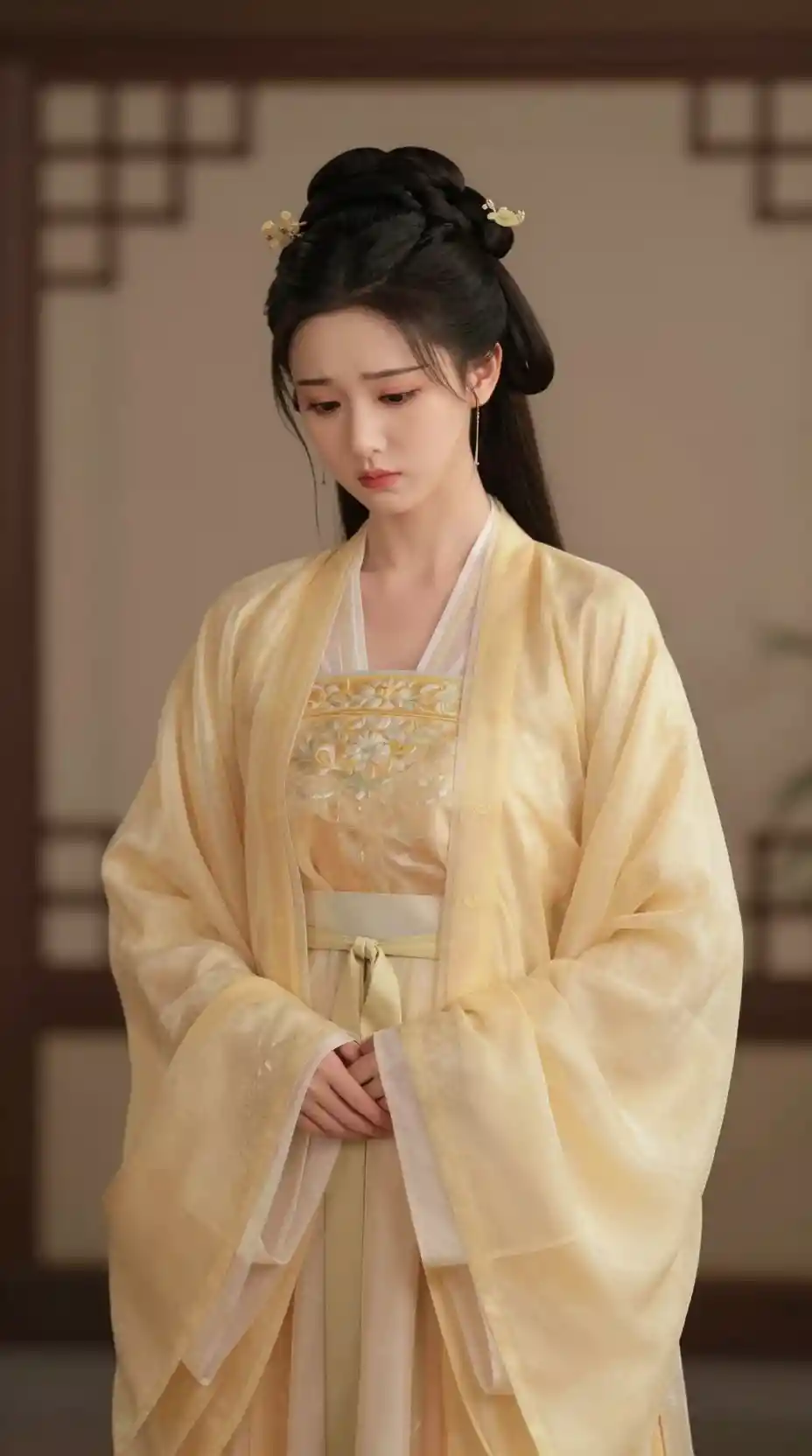 Elegant anime court lady in pale yellow hanfu
