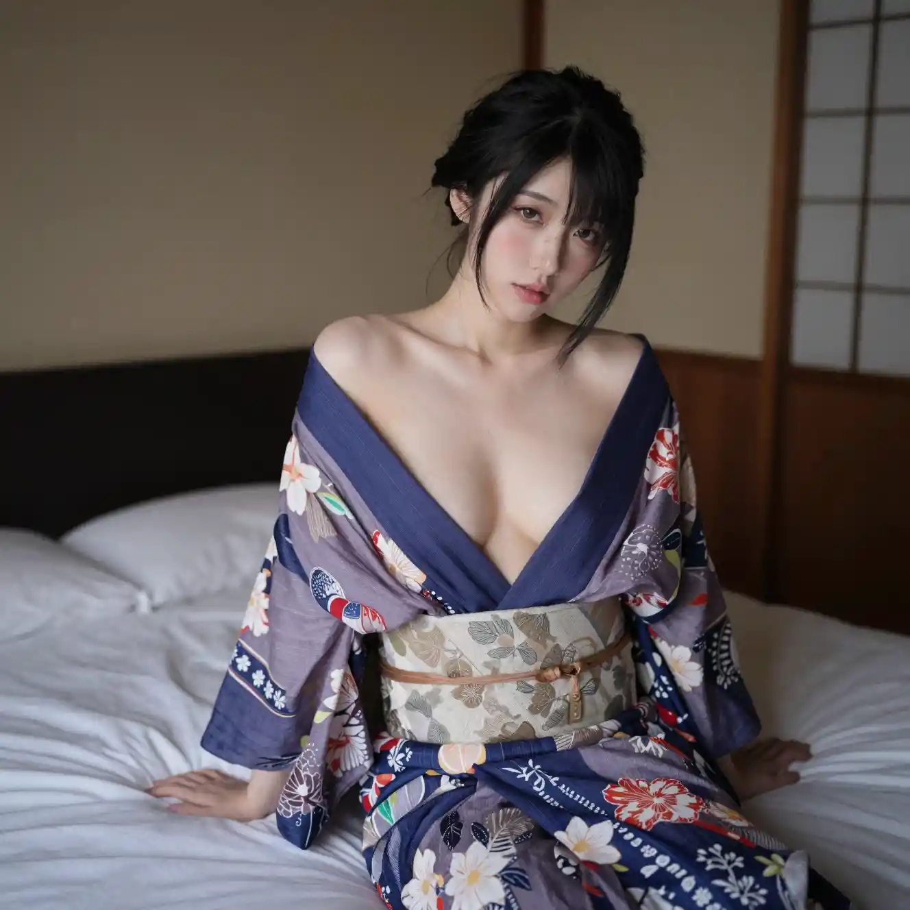 Femme japonaise en kimono dans une chambre sereine