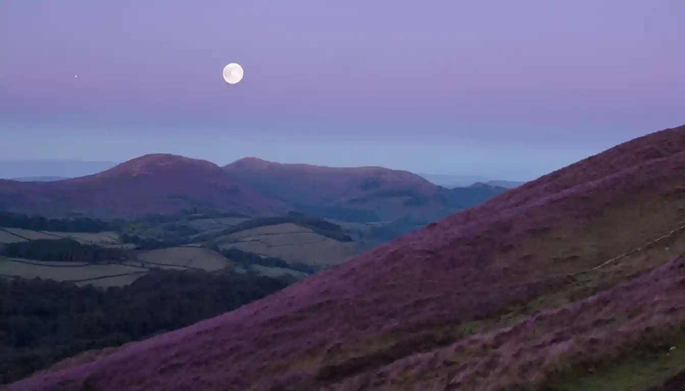 Colinas de las Tierras Altas a la luz de la luna sobre las empinadas laderas de Ben Lomond