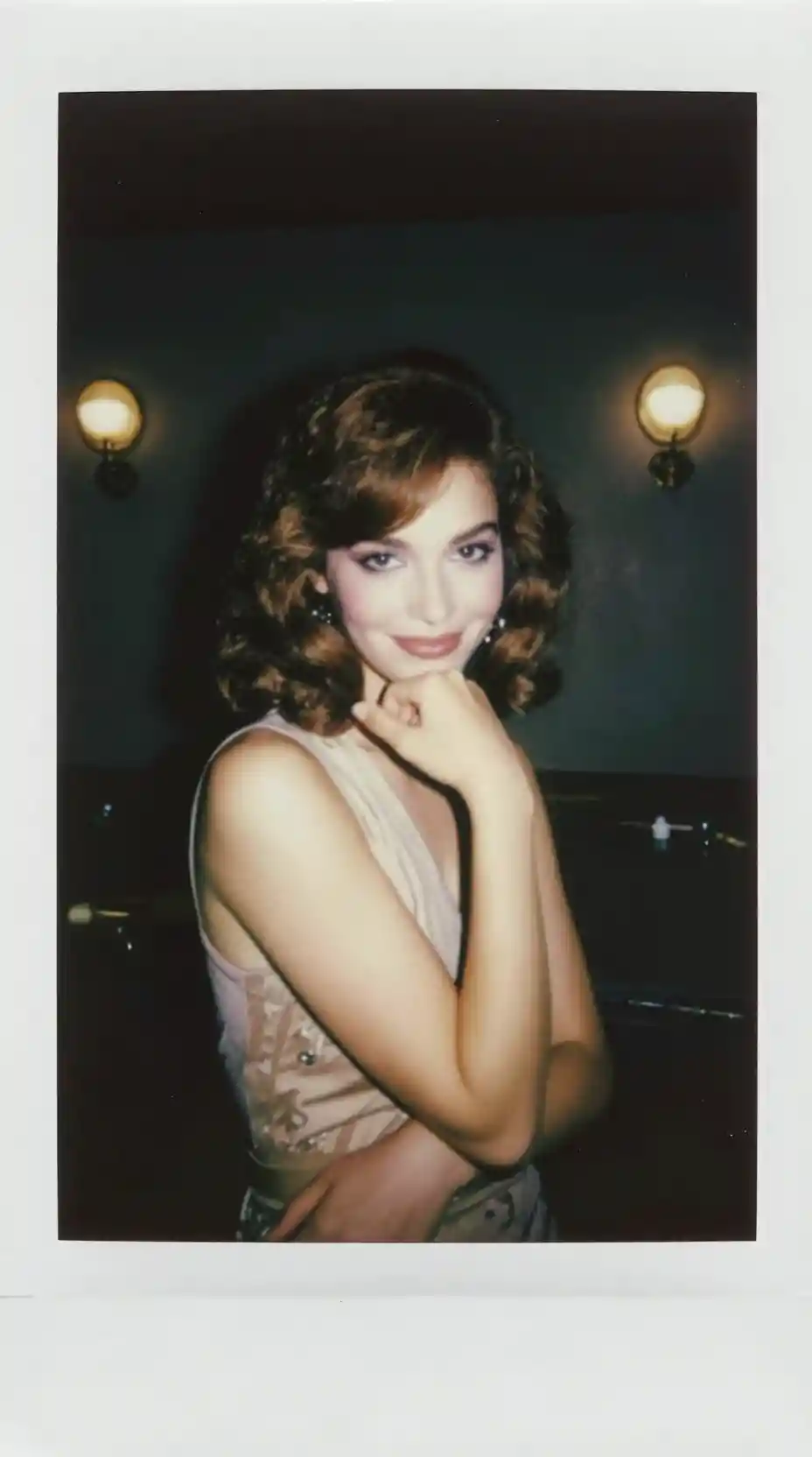 Mannequin de Mode Timide dans un Portrait Polaroid des Années 1970