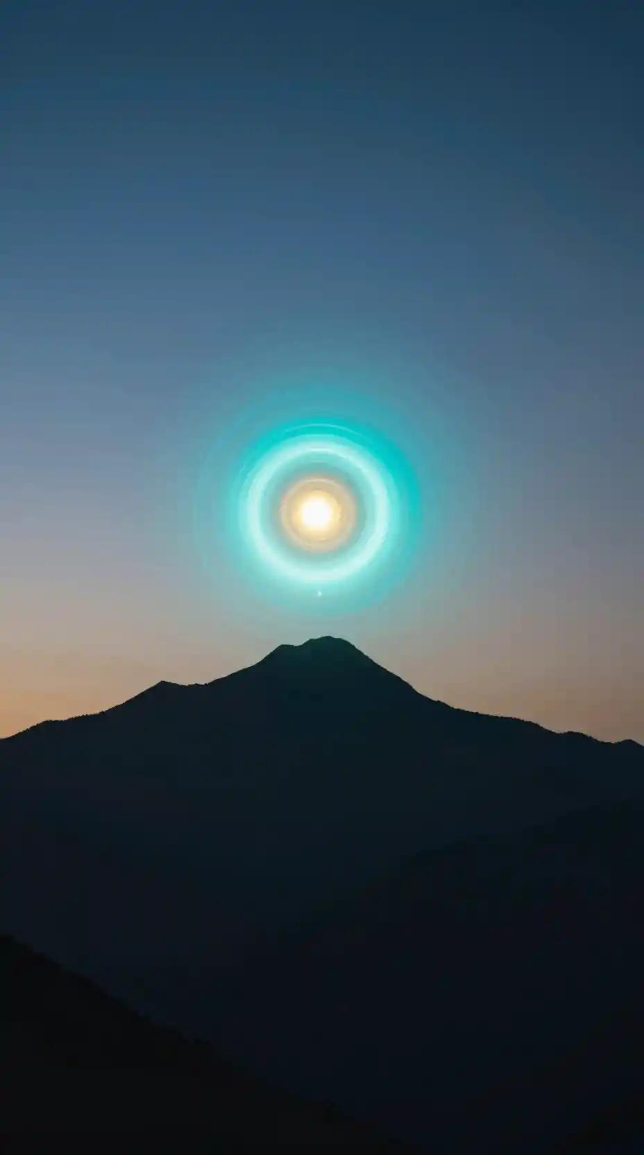 Arco luminoso de luz sobre una escarpada cresta montañosa