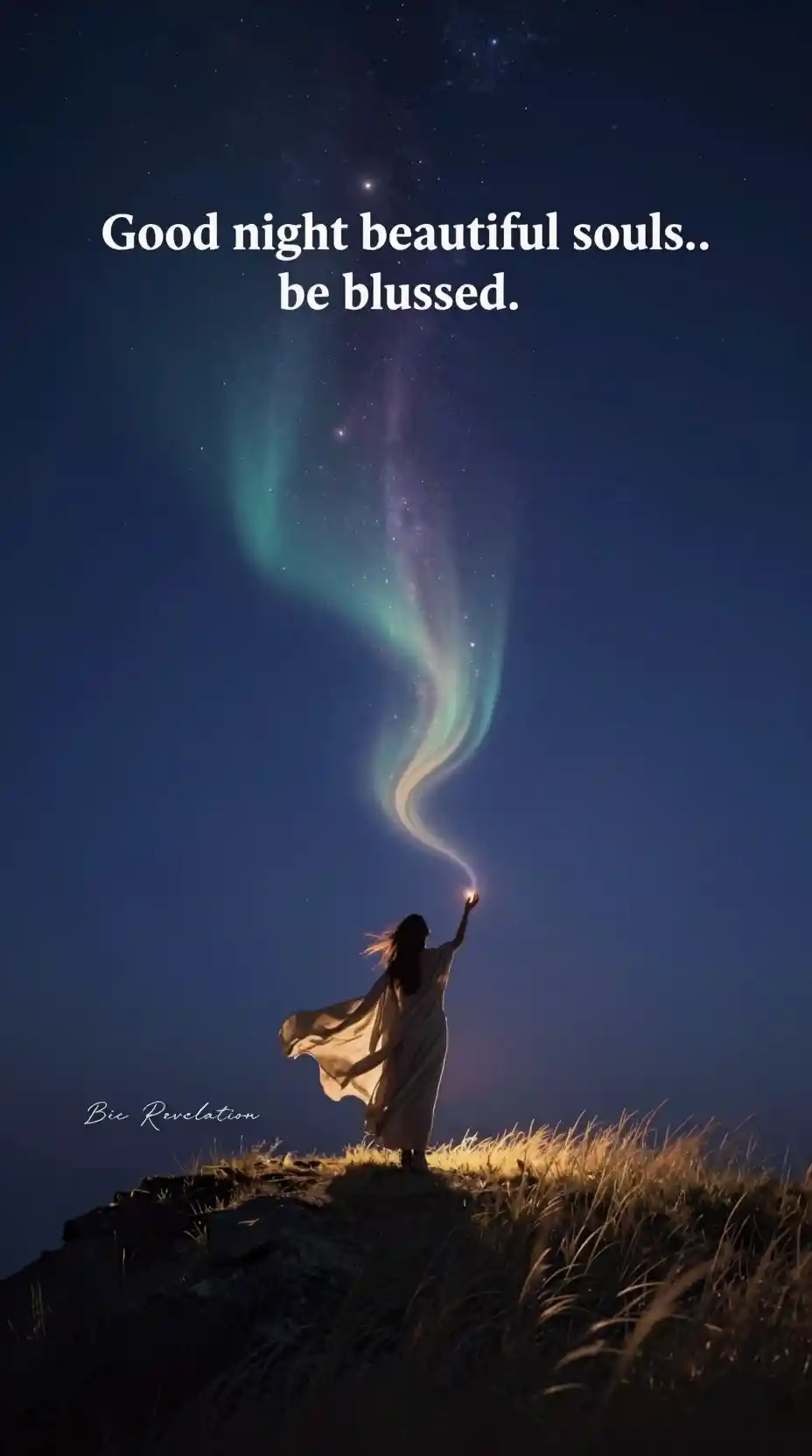 Figura solitaria que bendice la noche bajo la luz celestial