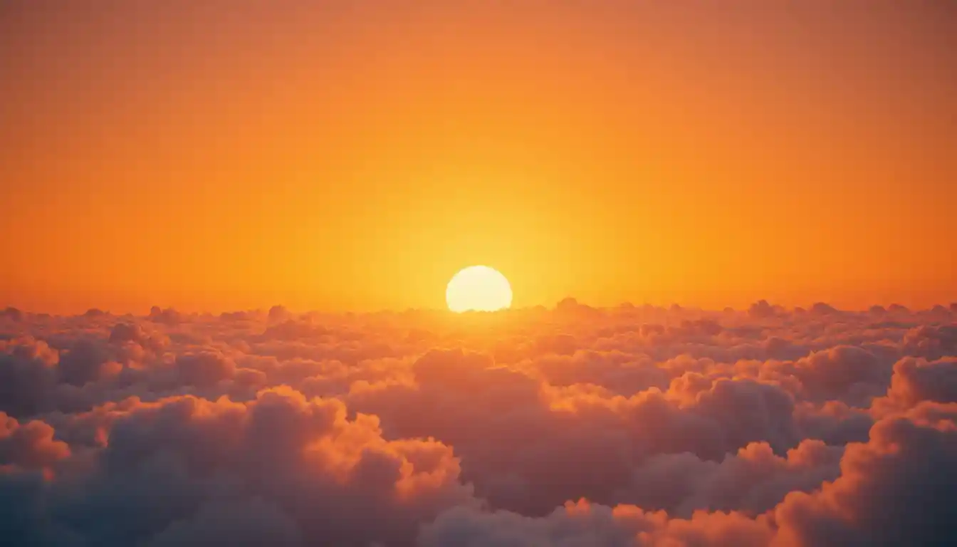 Sanfter orangefarbener Morgenhimmel mit strahlend weißen Horizontwolken