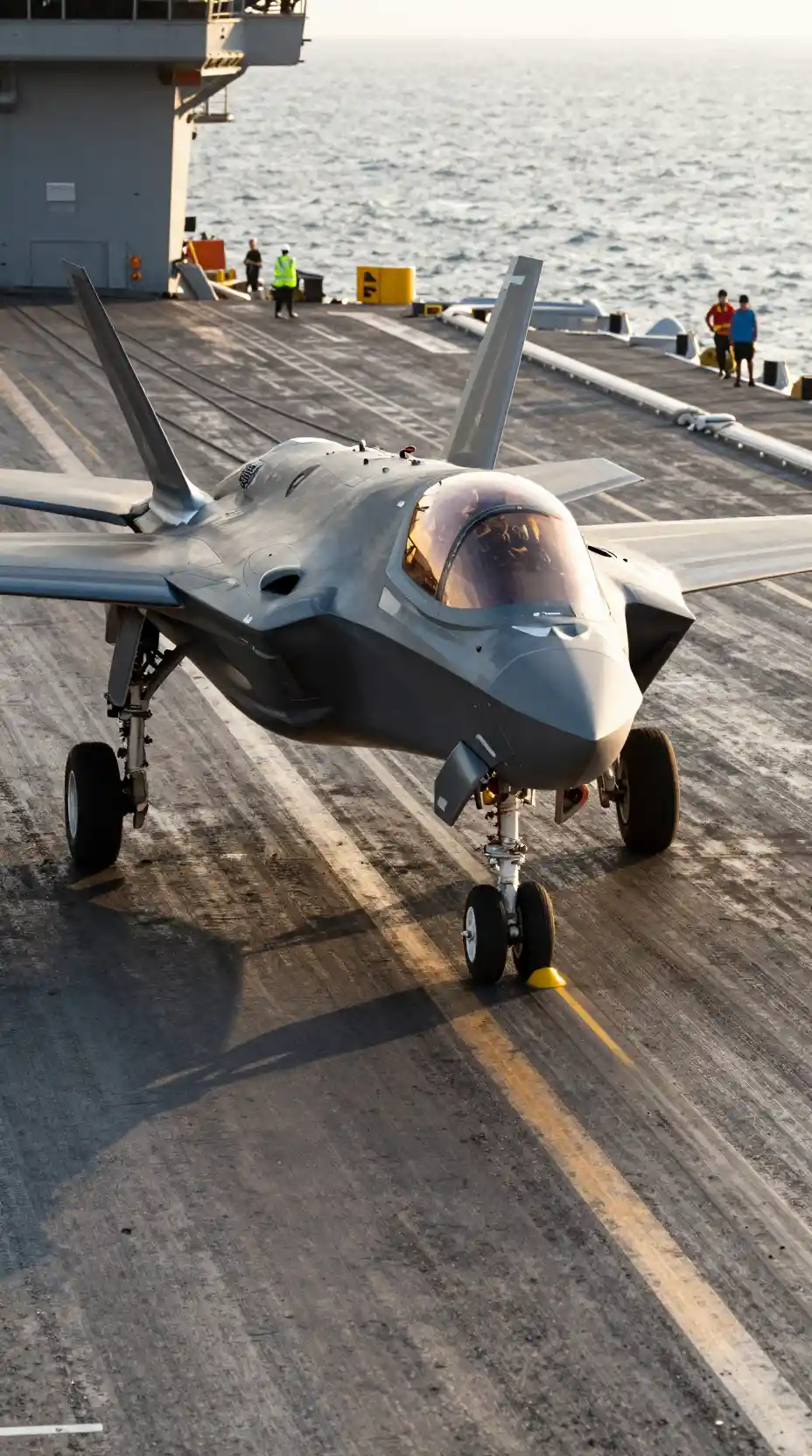 황금 시간대에 항모 갑판에 접근하는 F-35C 전투기