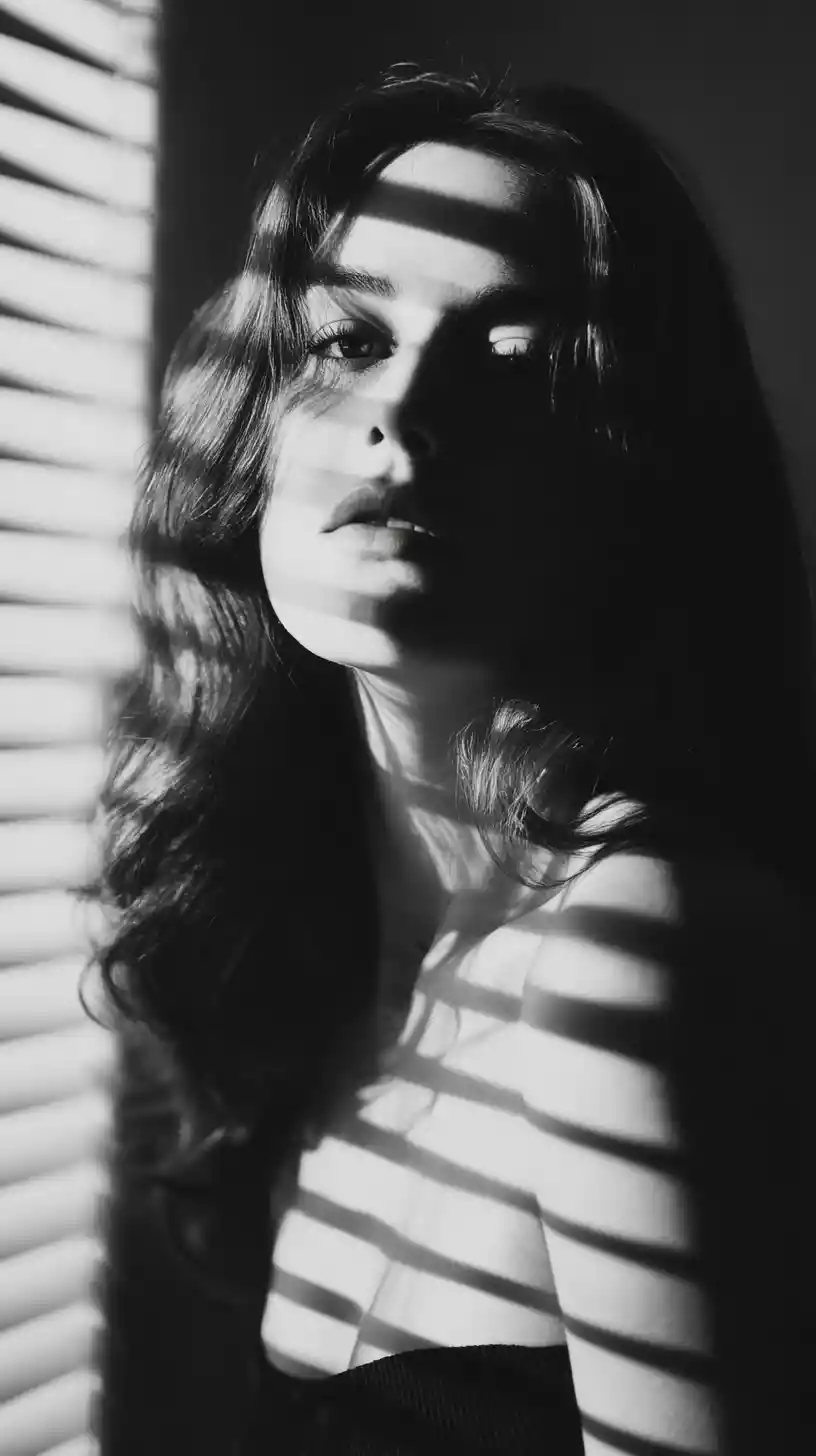 Film-noir-Porträt einer Frau vor Jalousien