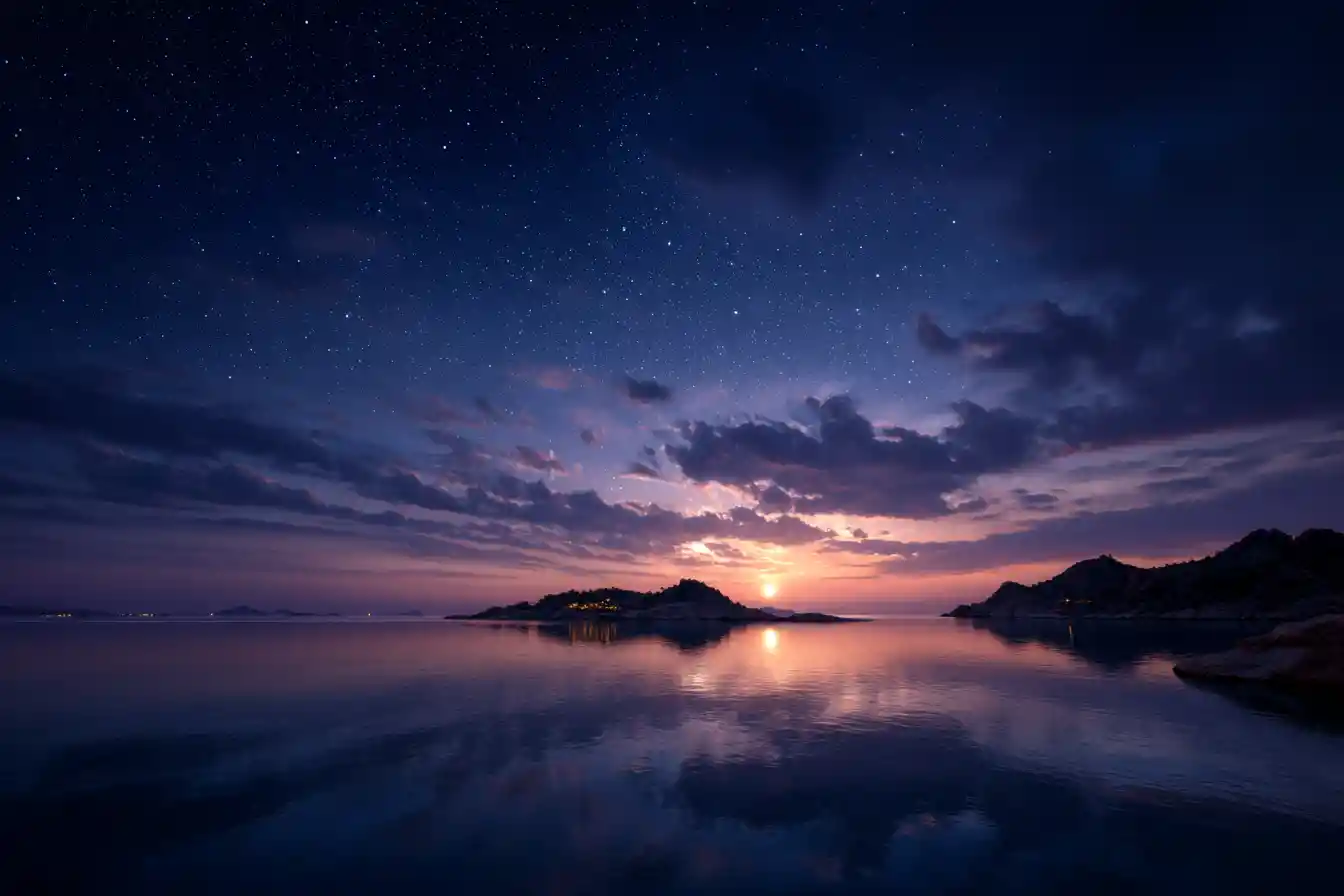Stille mondbeschienene Meereslandschaft unter einem sternenübersäten Nachthimmel