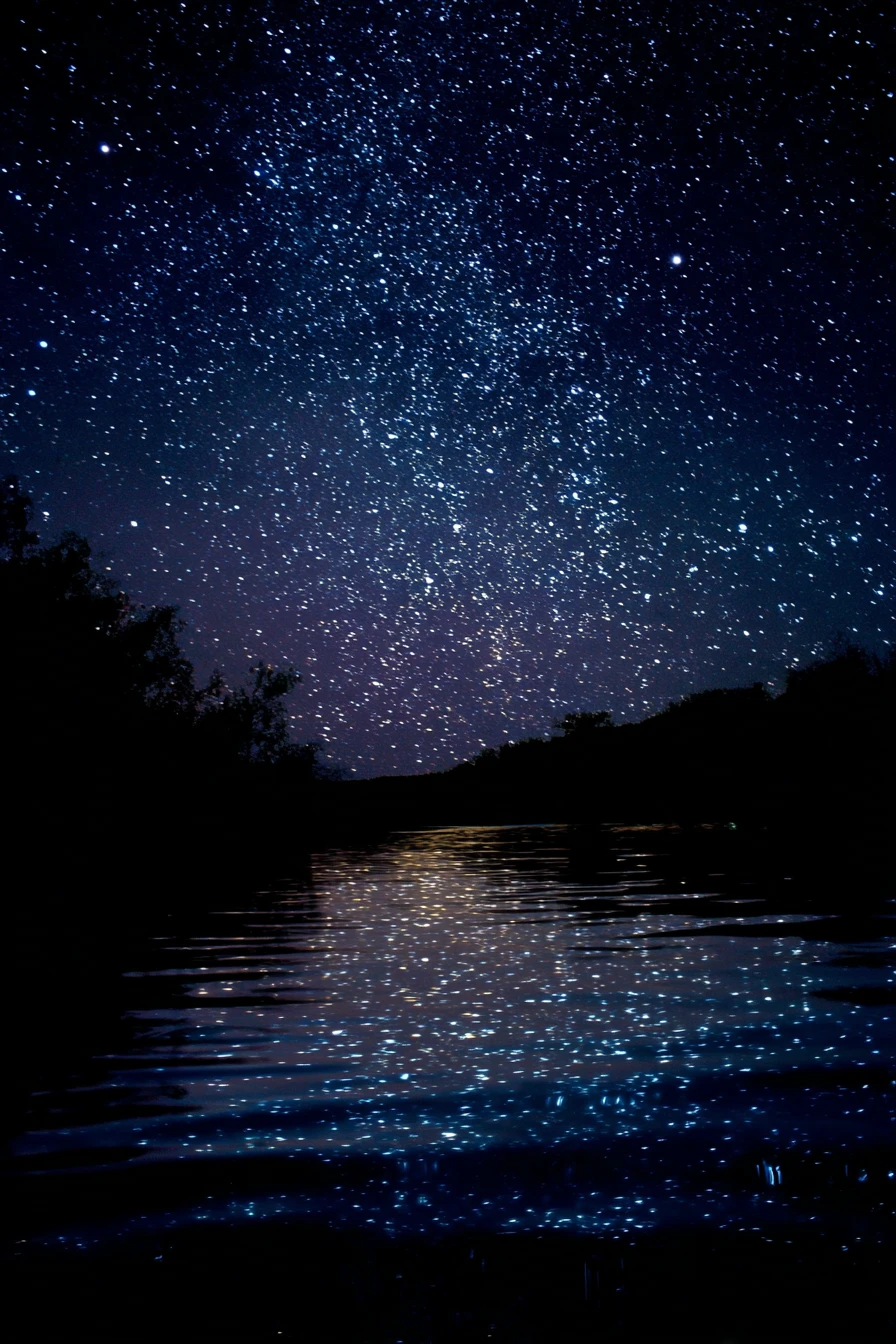 Persona che osserva le stelle riflesse in un fiume tranquillo di notte