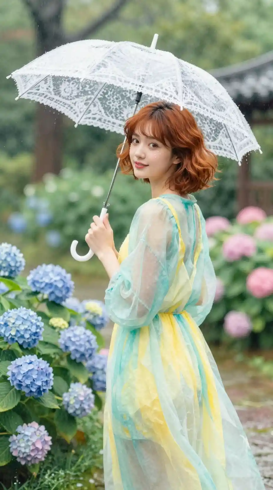 雨中日本庭園裡撐蕾絲雨傘的少女