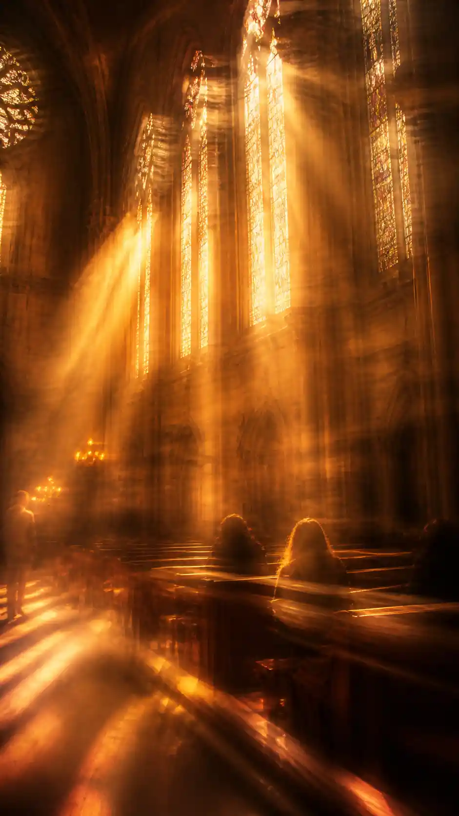 Luce dorata del sole che filtra attraverso alte vetrate di cattedrale
