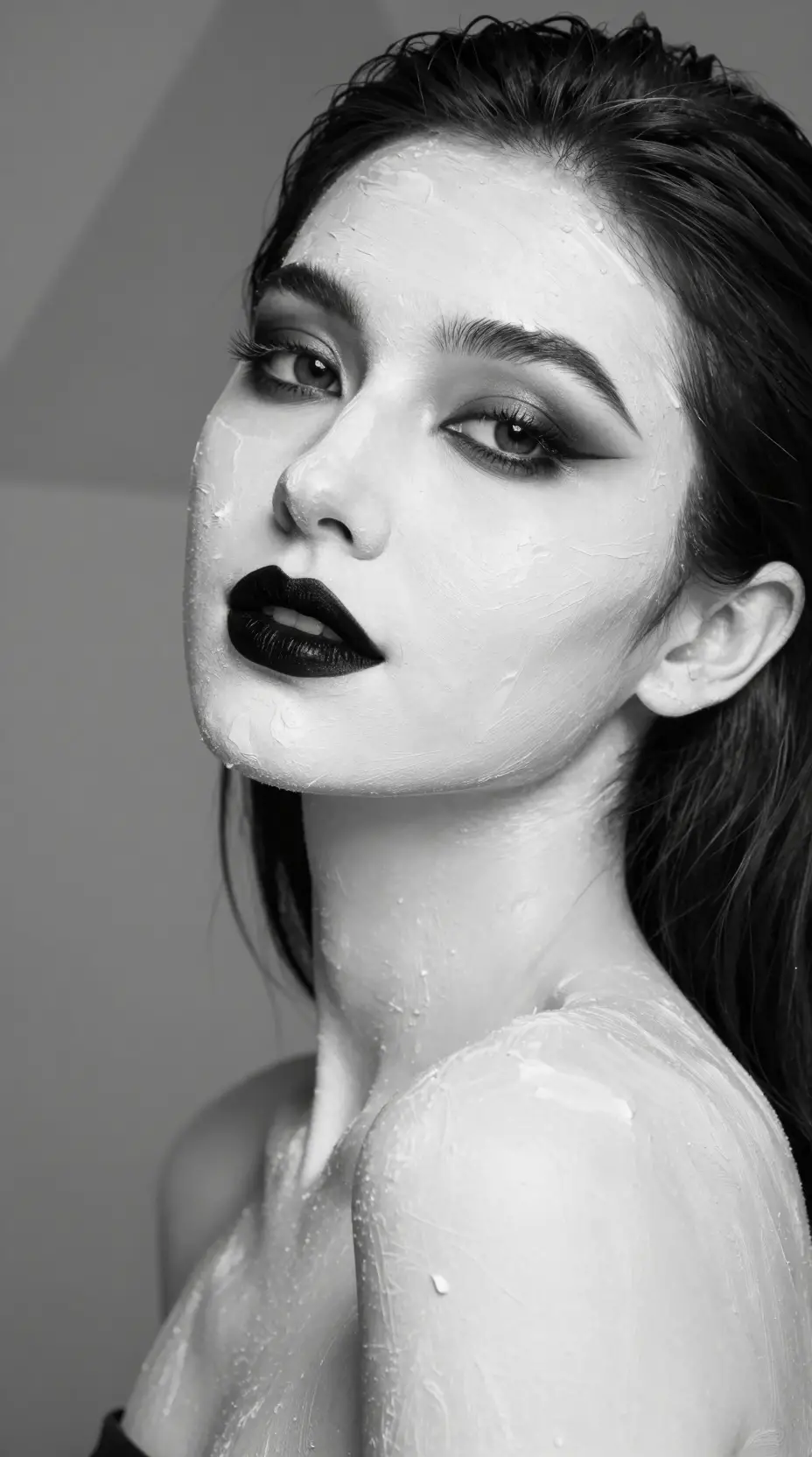 Ritratto in bianco e nero di una donna con la pelle dipinta