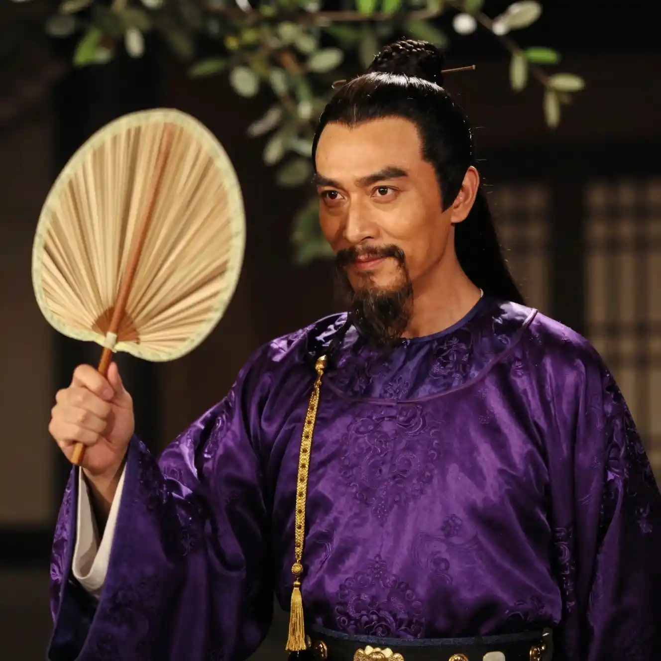 Cunning Chinese official in purple robe with fan portrait