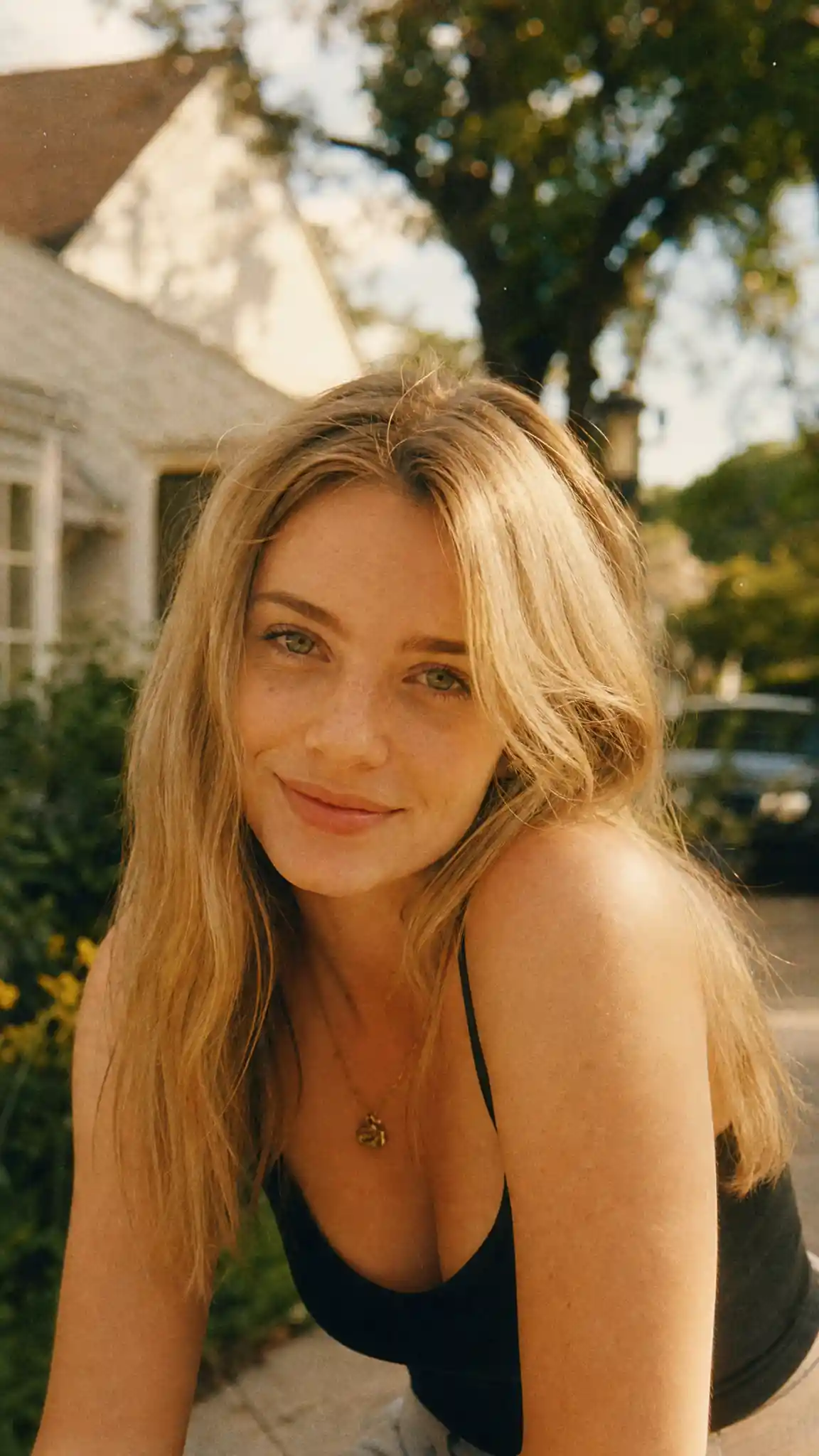 Retrato nostálgico en filme de una joven chica rubia