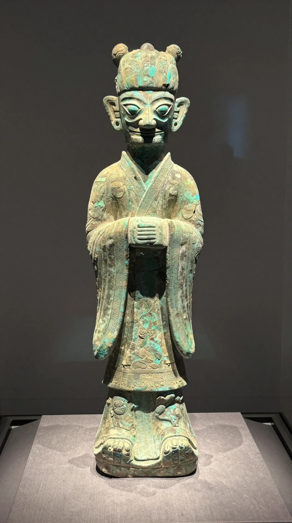 玻璃展示櫃中的商朝青銅人像