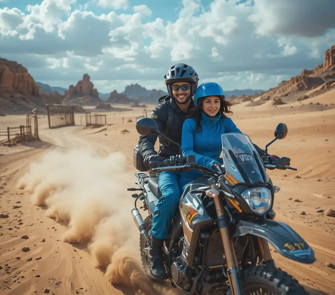 Coppia che guida un quad attraverso un vasto paesaggio desertico
