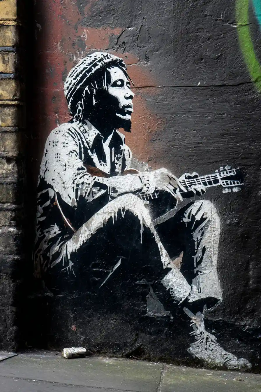 Rattenmusiker mit Dreadlocks in einer nebligen Londoner Gasse