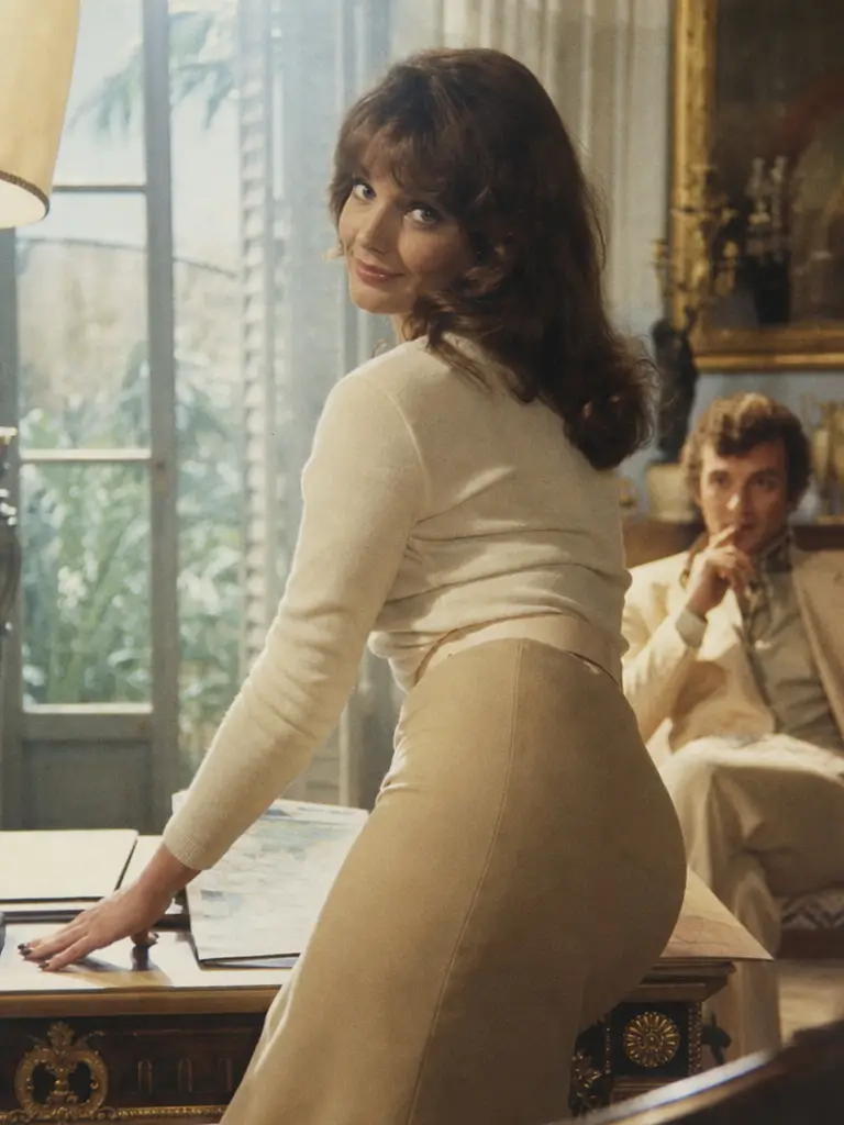 Donna elegante e sensuale nella morbida luce solare cinematografica vintage