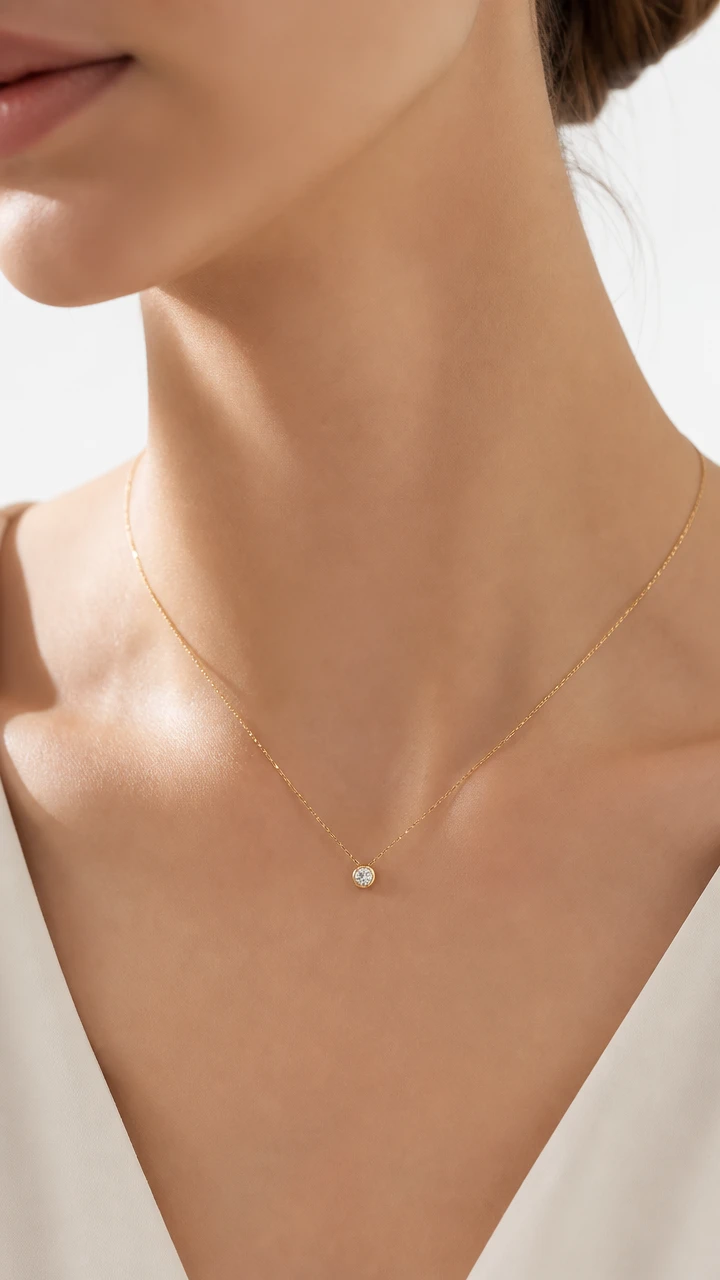 Zarte Gold-Diamantkette am Hals einer Frau aus der Nähe