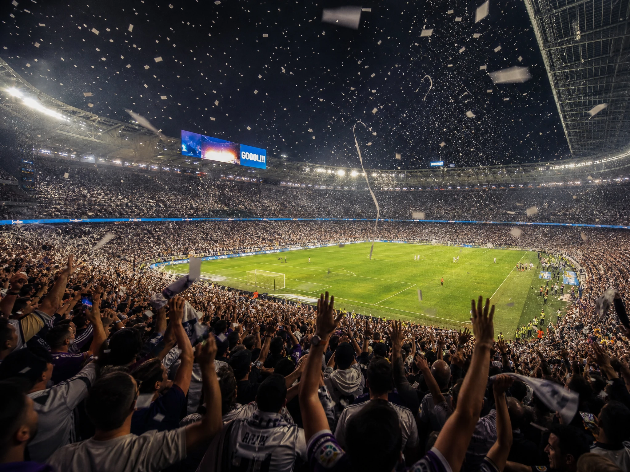 Celebrare i tifosi di calcio in uno stadio pieno di coriandoli