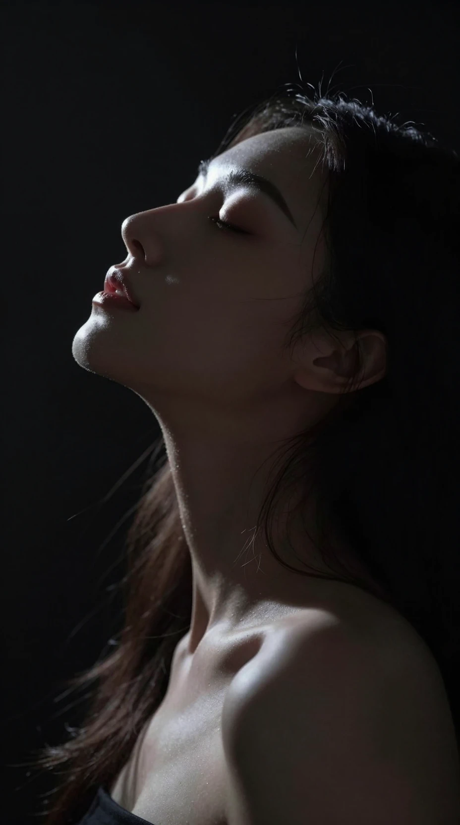 역광 실루엣으로 담은 평온한 젊은 여성의 초상