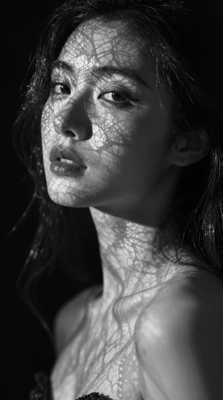 神秘女子的黑白特寫人像