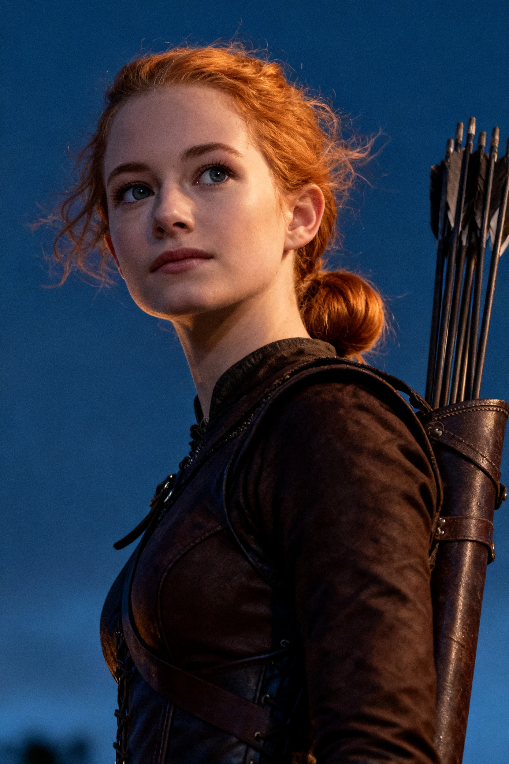 Arquera medieval decidida en retrato cinematográfico en primer plano