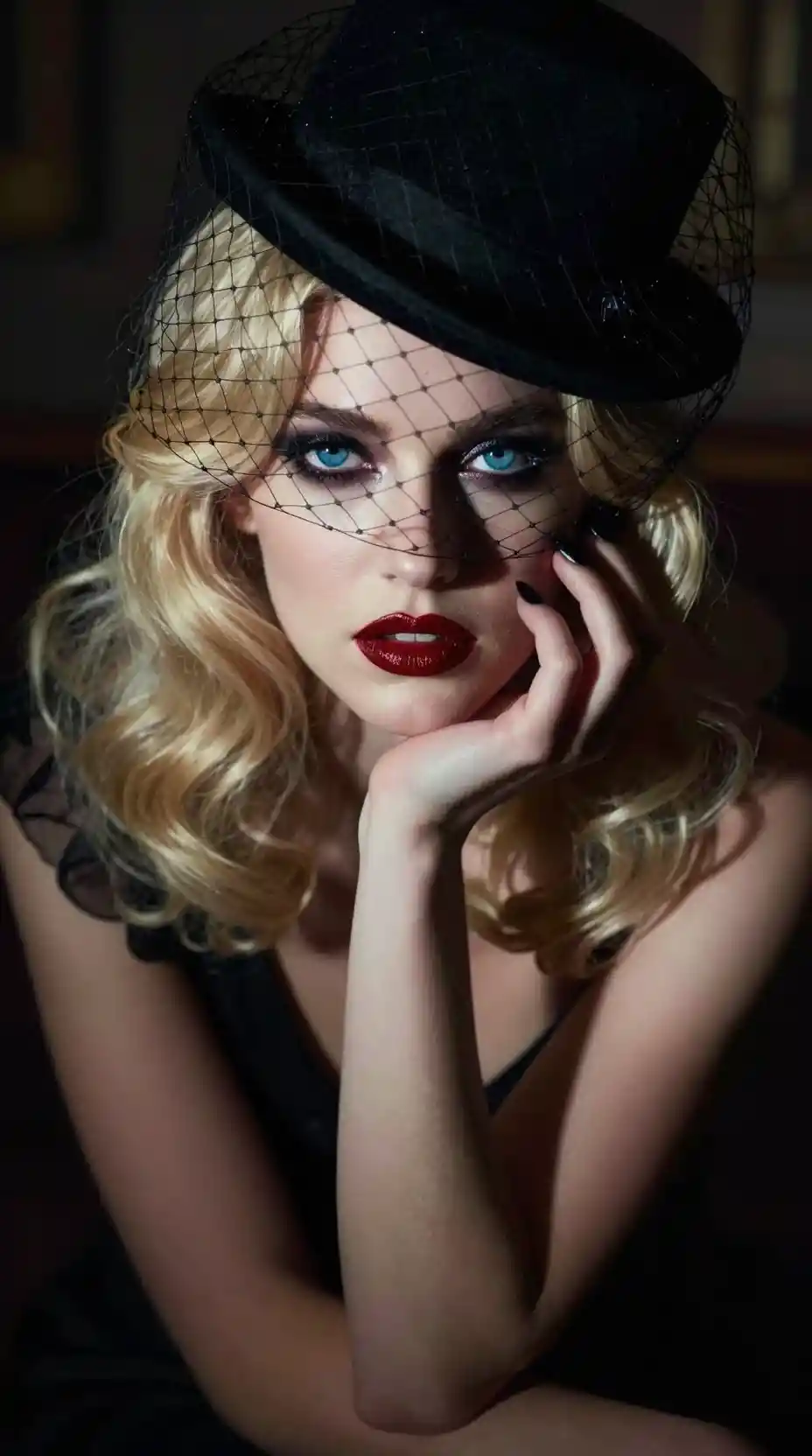 Mystische blonde Frau mit Vogelkäfig-Fascinator im Porträt