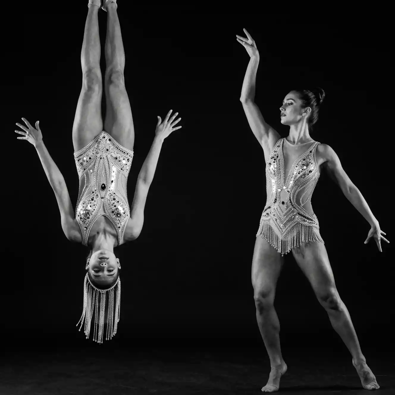 Retrato de moda duplo de duas mulheres em bodies com lantejoulas