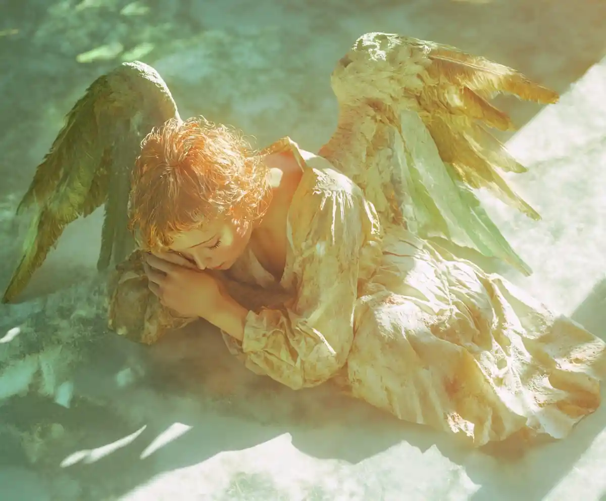 Mujer angelical surrealista descansando en la suave sombra de verano