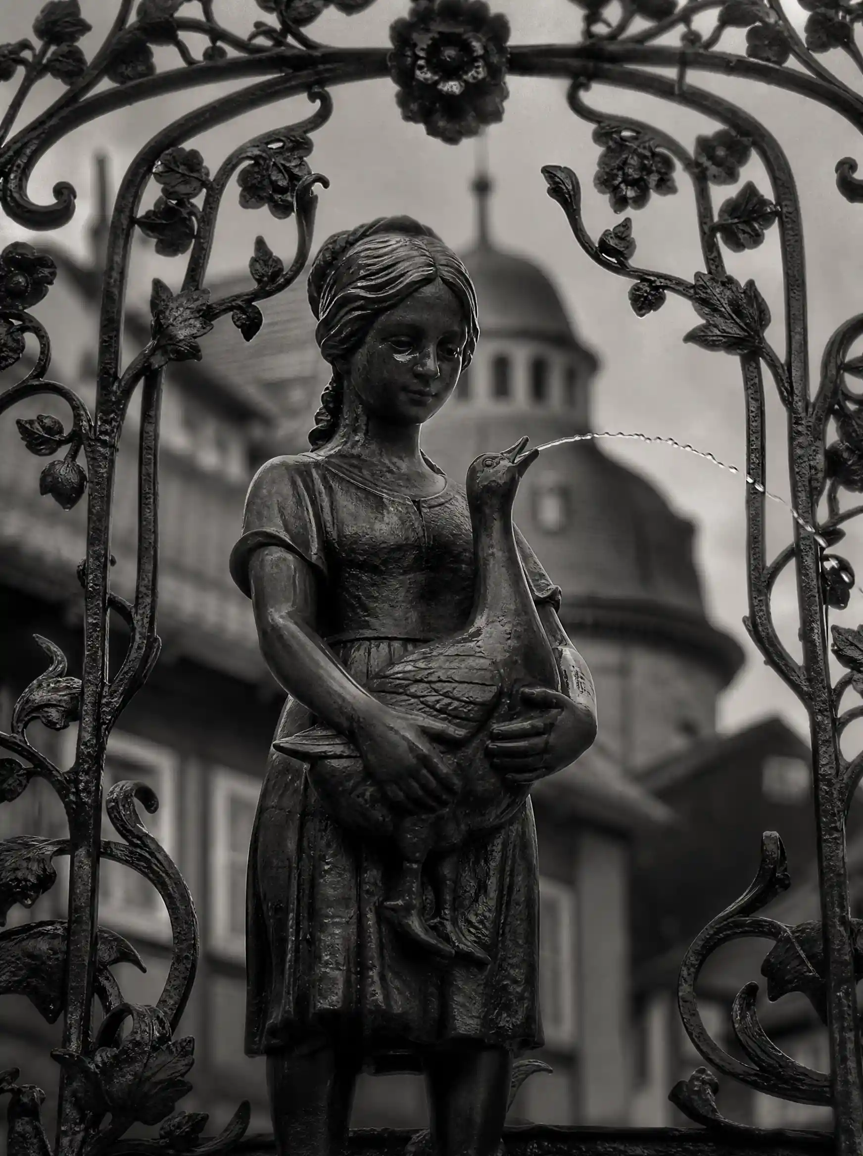 Close-up de escultura histórica de fonte com fluxo suave de água