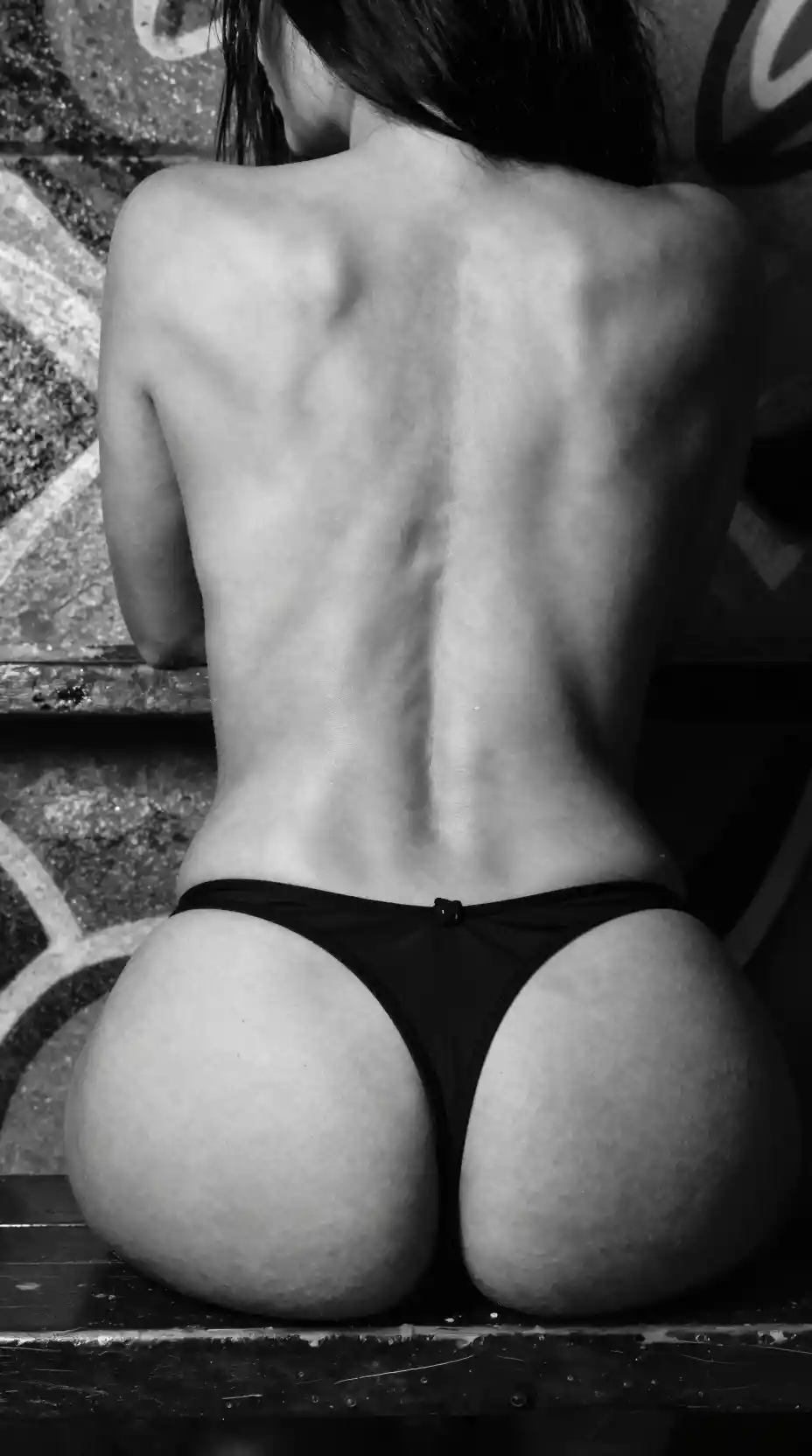 Primer plano sensual en blanco y negro de la parte baja de la espalda de una mujer