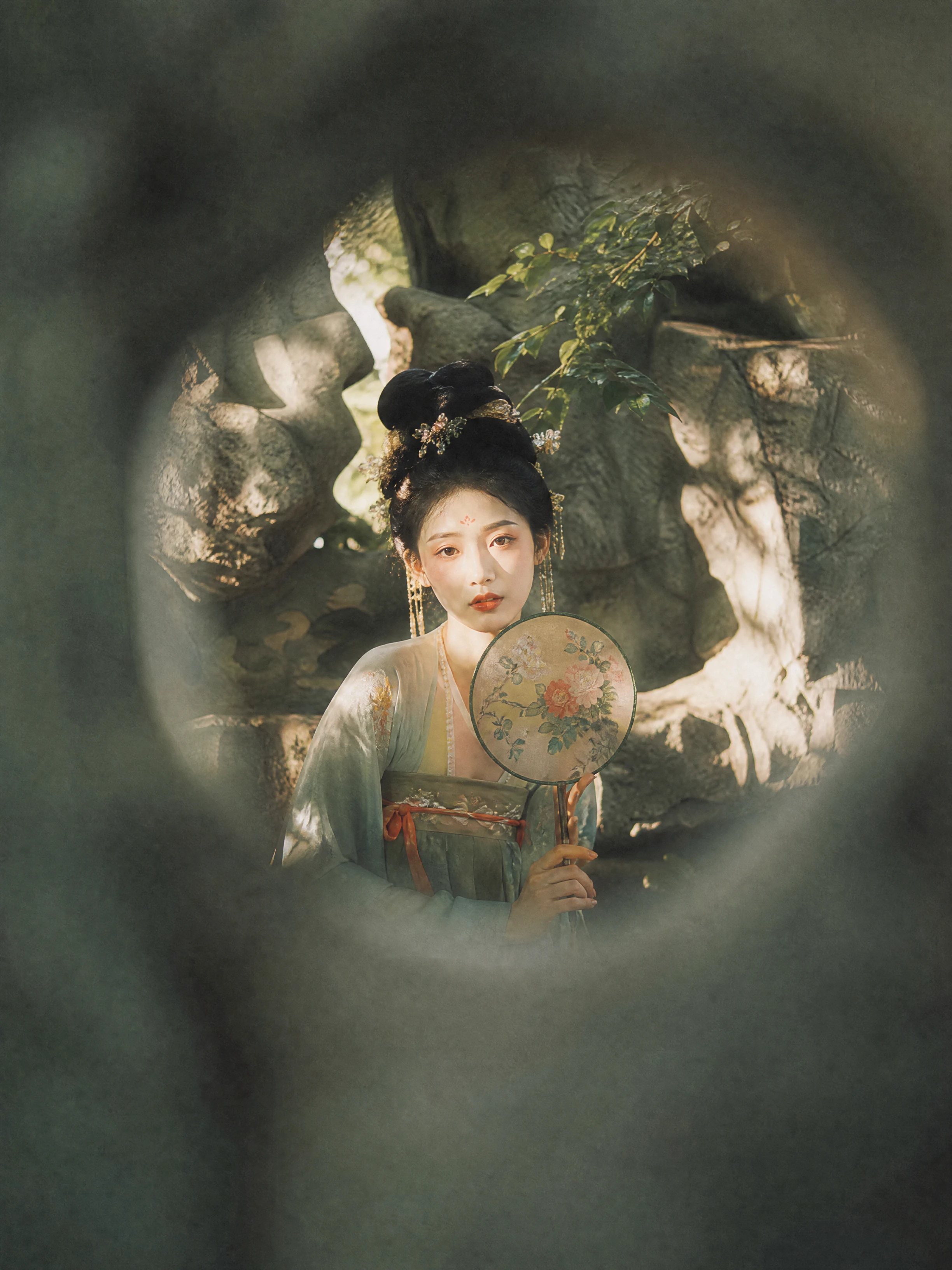 Retrato surreal de una mujer con hanfu de seda de la dinastía Tang