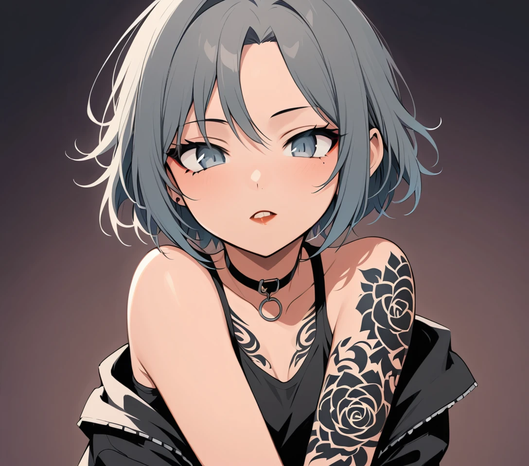 Mujer emo tatuada con ojos grises y pelo corto